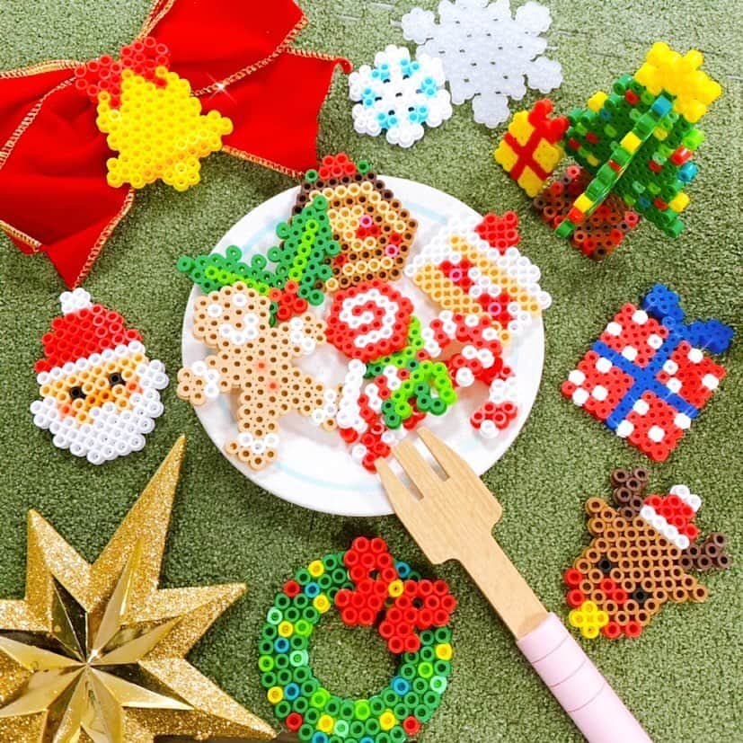 PerlerbeadsJP（パーラービーズ）さんのインスタグラム写真 - (PerlerbeadsJP（パーラービーズ）Instagram)「🎄 メリークリスマスイブ🎅✨ お子さんたちはみんなワクワクそわそわする夜ですね💓  サンタさんへリクエストしたものが無事に届きますように🎁✨  パーラービーズで作れる楽しいクリスマスモチーフの作例下絵シートは公式ホームページに公開中です❣️ まだまだ作り足りな〜い😝という方は、ぜひぜひホームページに遊びに来てくださいね🤗  そして、おうち時間で作ったビーズアートはよかったらぜひ「#パーラービーズ」を付けてUPしてください☺️🎶  作例下絵シートはプロフィール欄のURLからどうぞ🌟  ※下絵シートをパソコン等で出力される際は、印刷設定を等倍にして頂きますと、プレートサイズとぴったりの状態でお楽しみ頂けます。 ……………………………………………………………… #おうち遊び #室内遊び #指先遊び #色遊び #クリスマスの飾り付け #クリスマスツリーの飾り付け #クリスマスカード #クリスマスマスツリー製作 #クリスマス製作 #ホームパーティー #おうちでクリスマス #子どもとの暮らし #子どものいる暮らし #おうち時間 #アイロンビーズ #ハンドメイド #perlerbeads #ironbeads #パーラービーズ  @kawadatoys_official」12月24日 17時31分 - perlerbeads_jp