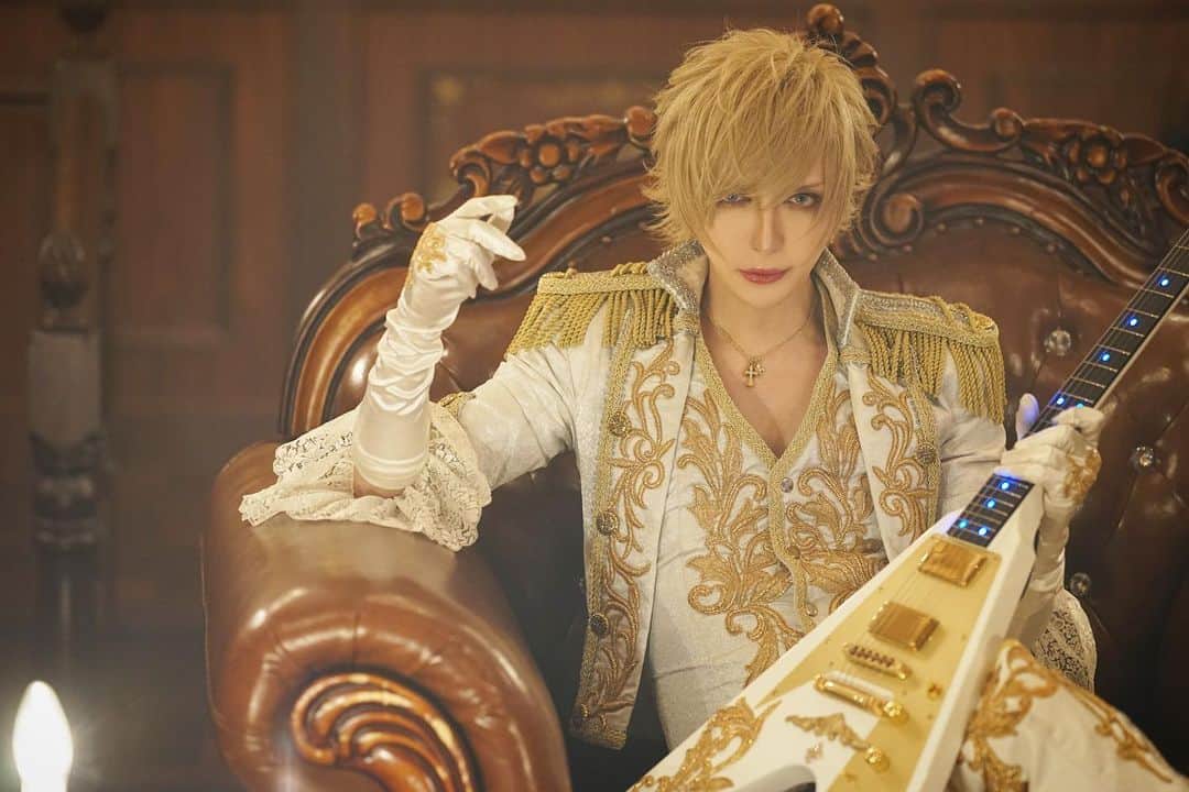 MiA のインスタグラム：「メリークリスマス。 うちでパーティーしませんか？」