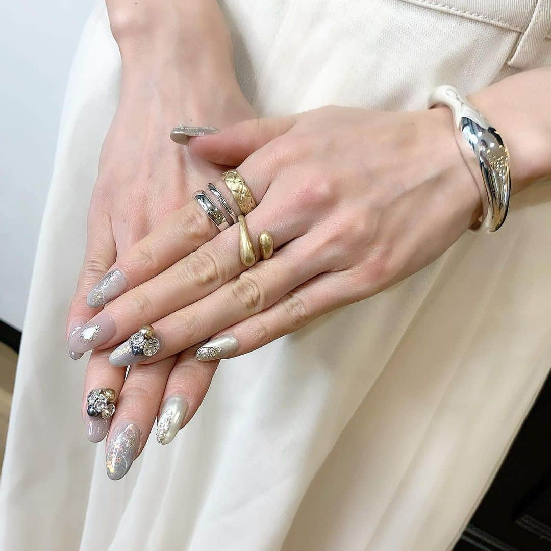 Arisaさんのインスタグラム写真 - (ArisaInstagram)「私の大好きが詰まった手元（シワは除く）  goldring→ @fing_official  silverring&bless→ @chabi222  nail→ @nail_a.kana.k   最近リングにめちゃくちゃハマってて、沢山付けるのも好きだし、シルバー×ゴールドをミックスして付けるのも好き❤️  ちなみにfingは【saara10】をクーポン使用欄に入れてくれると10%offになるので気になるのある方は是非使ってね❤️ ※2021年1月17日まで可能。  @chabi222 さんのアクセはほんっと可愛いし世界観が大好き😘❤  #リング#大ぶりアクセサリー#指輪重ね付け#指輪好き#ゴールドアクセ#シルバーアクセ#ブレスレット#ジェルネイル#ニュアンスネイル#クリスマスネイル#グレーネイル#vカットストーン#vカットネイル」12月24日 17時31分 - saarariii