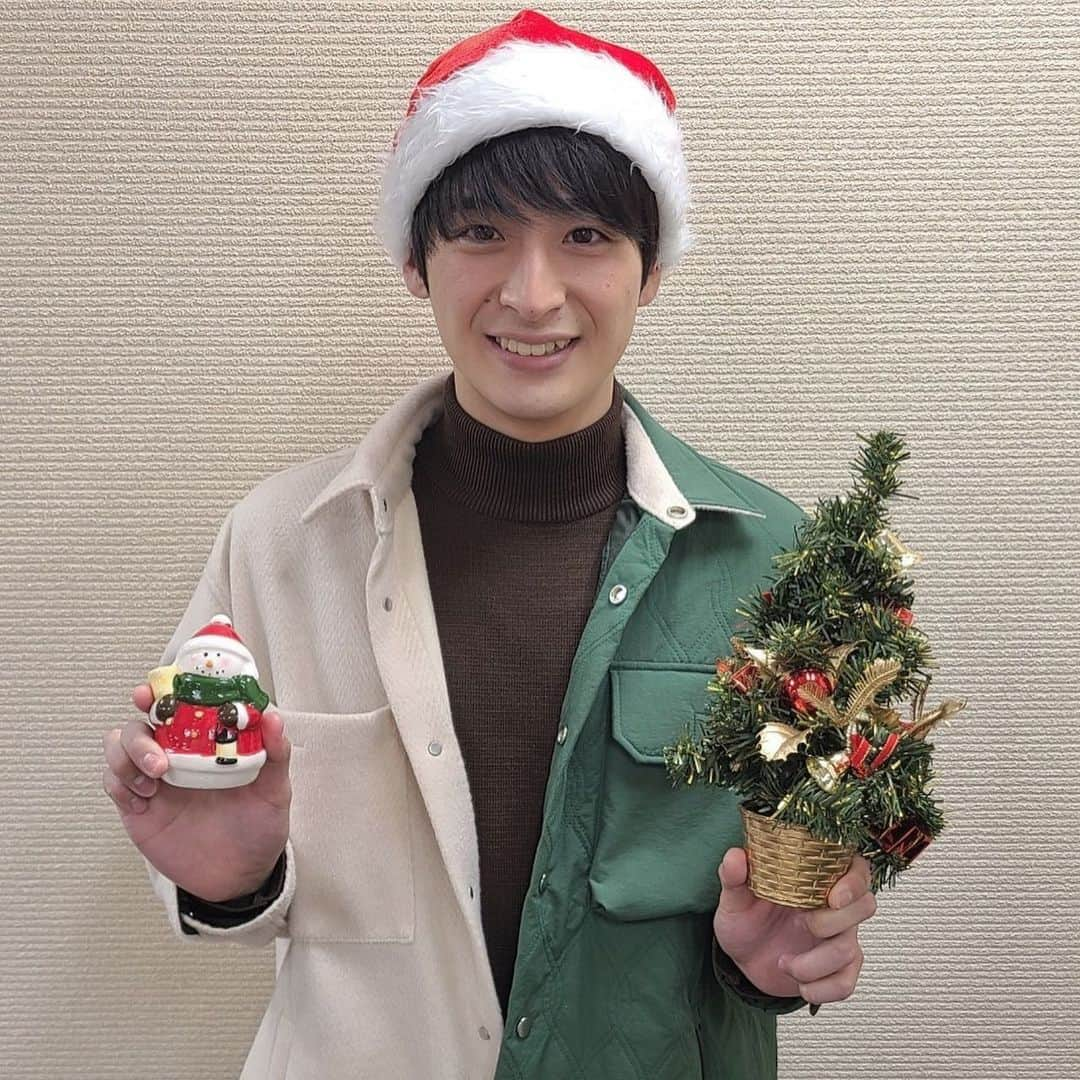 山下航平さんのインスタグラム写真 - (山下航平Instagram)「どうも、山下サンタです！🎅  皆様、クリスマスイブはいかがお過ごしでしょうか。僕は朝から『暗殺教室』の漫画を久しぶりに全巻読んで、おんおん泣いてました。 昨年もクリスマスの投稿は24日にするのか、25日にするのかで迷います。昨年が24日だったので今年もフライング投稿ということで😊  皆様にとって、良いクリスマスになりますように！🎄🎁  #クリスマスイブ #クリスマス #フライングクリスマス投稿 #xmas #christmas #暗殺教室 #久しぶりに読んだら #先生の言葉が刺さる刺さる」12月24日 17時32分 - kouhei_yamashita_official