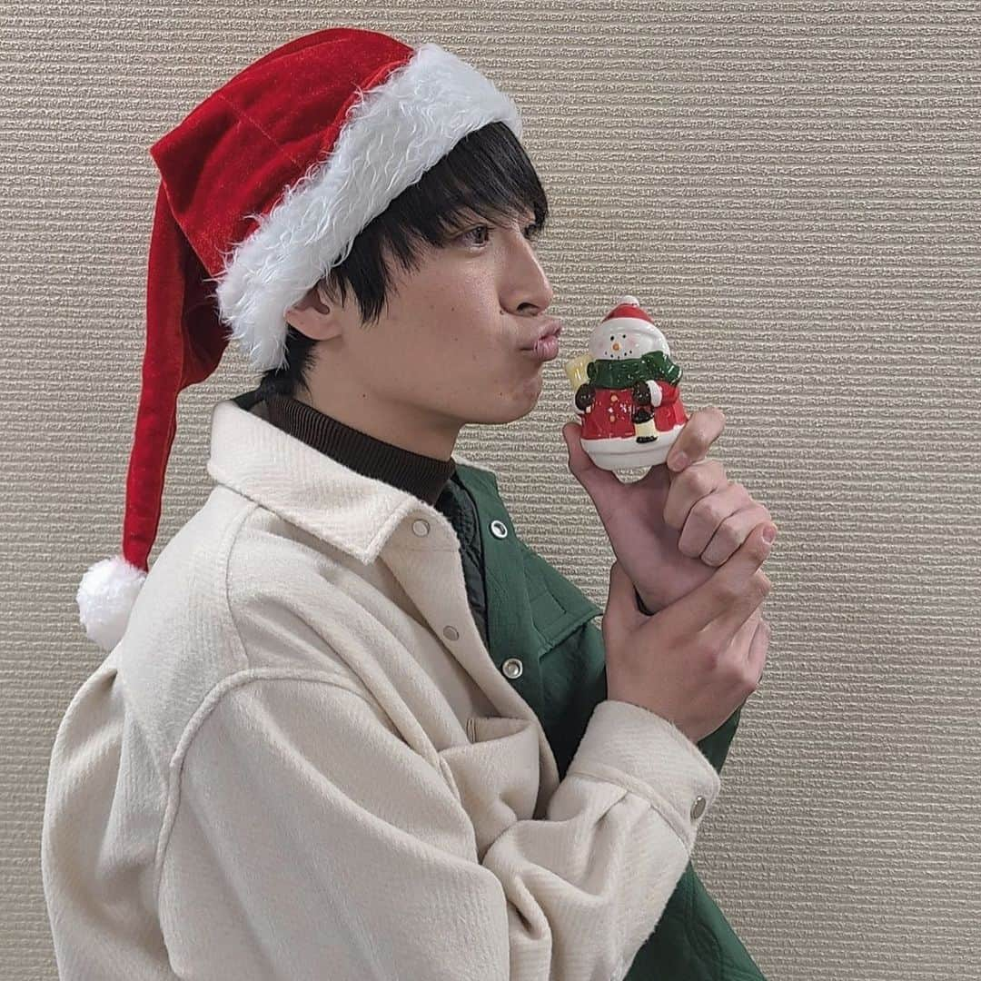 山下航平さんのインスタグラム写真 - (山下航平Instagram)「どうも、山下サンタです！🎅  皆様、クリスマスイブはいかがお過ごしでしょうか。僕は朝から『暗殺教室』の漫画を久しぶりに全巻読んで、おんおん泣いてました。 昨年もクリスマスの投稿は24日にするのか、25日にするのかで迷います。昨年が24日だったので今年もフライング投稿ということで😊  皆様にとって、良いクリスマスになりますように！🎄🎁  #クリスマスイブ #クリスマス #フライングクリスマス投稿 #xmas #christmas #暗殺教室 #久しぶりに読んだら #先生の言葉が刺さる刺さる」12月24日 17時32分 - kouhei_yamashita_official