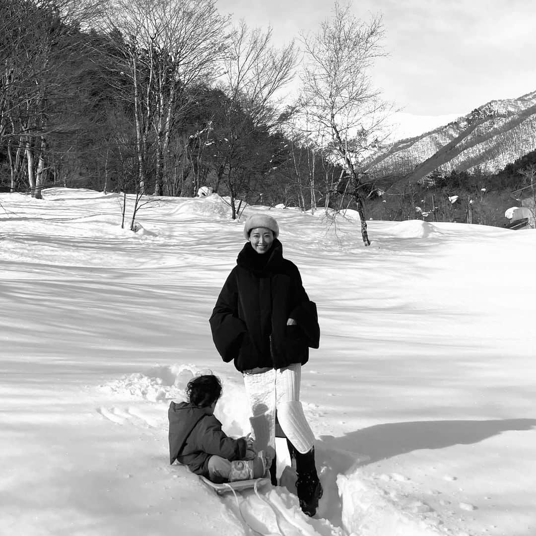 大塚良子のインスタグラム：「Happy holidays to you all✨✨🎄 雪遊びを楽しみに来たのに 娘は雪より温泉が好きみたい。  うっかり娘のスノーブーツを忘れたと思ったら小さな子供サイズも用意されてたりソリやシャボン玉など外での遊び道具も充実、子連れにも優しい宿でやっぱりまた此処にして良かった♫」