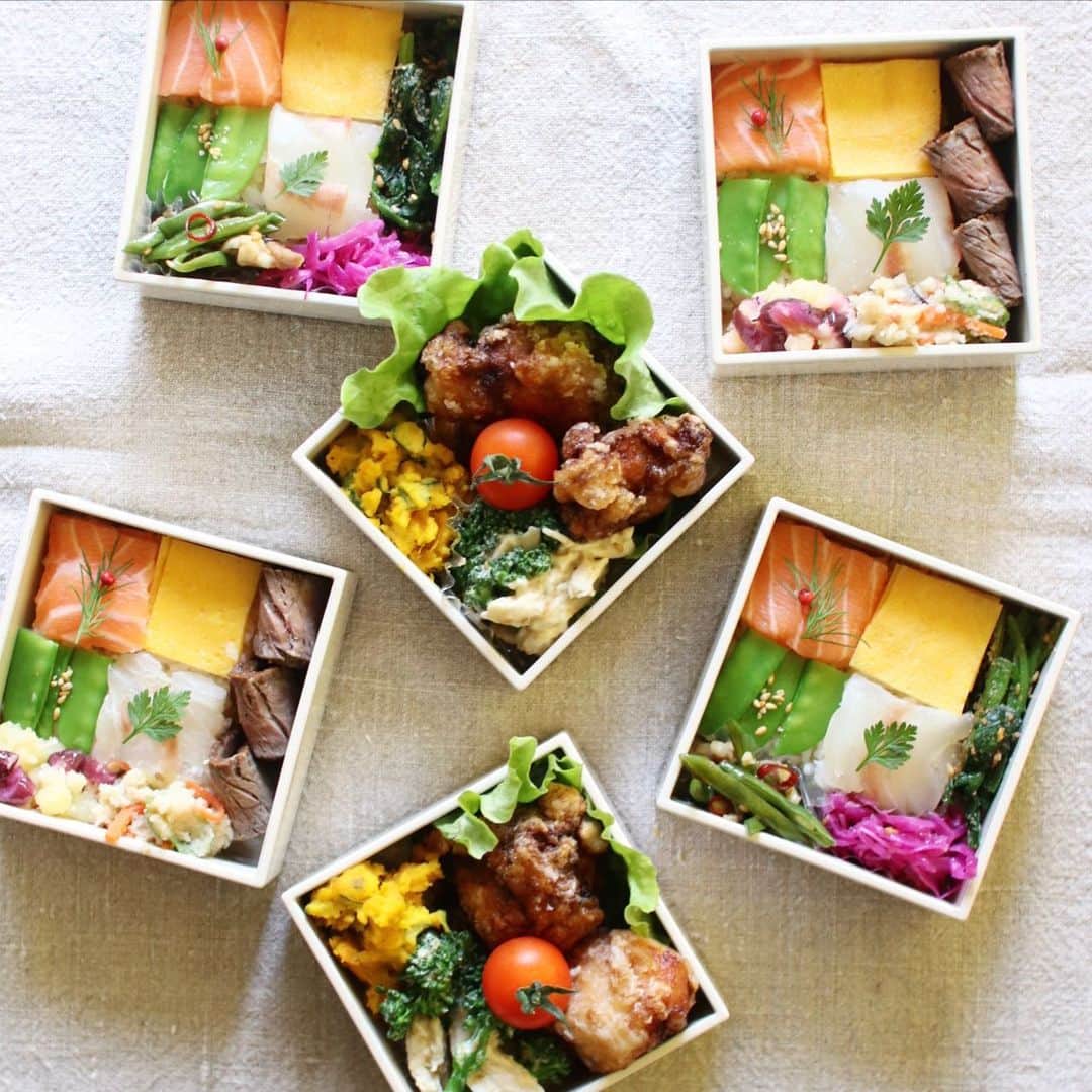 Atsukoのインスタグラム：「Today's lunch 2020.12.24 ･ ･ モザイク寿司 鳥の唐揚げ ブロッコリーとササミの味噌マヨ柚子胡椒和え ほうれん草胡麻和え かぼちゃサラダ おからの炊いたん しば漬けポテト むらキャベツラペ ローストビーフ ･ ･ クリスマスイブとは無関係のお弁当でこんばんは。 今日は職場のかわい子ちゃんにもお弁当。久しぶりに3段お重で。 5寸のお弁当箱でモザイク寿司作ってこれに入れたので小さめモザイク寿司を二段に。 隙間におかず詰めてみた😏 久しぶりに手間かかって遅刻するかと思ったわ🤣 ･ 皆様素敵クリスマスイブをお過ごしくださいませ🎄」