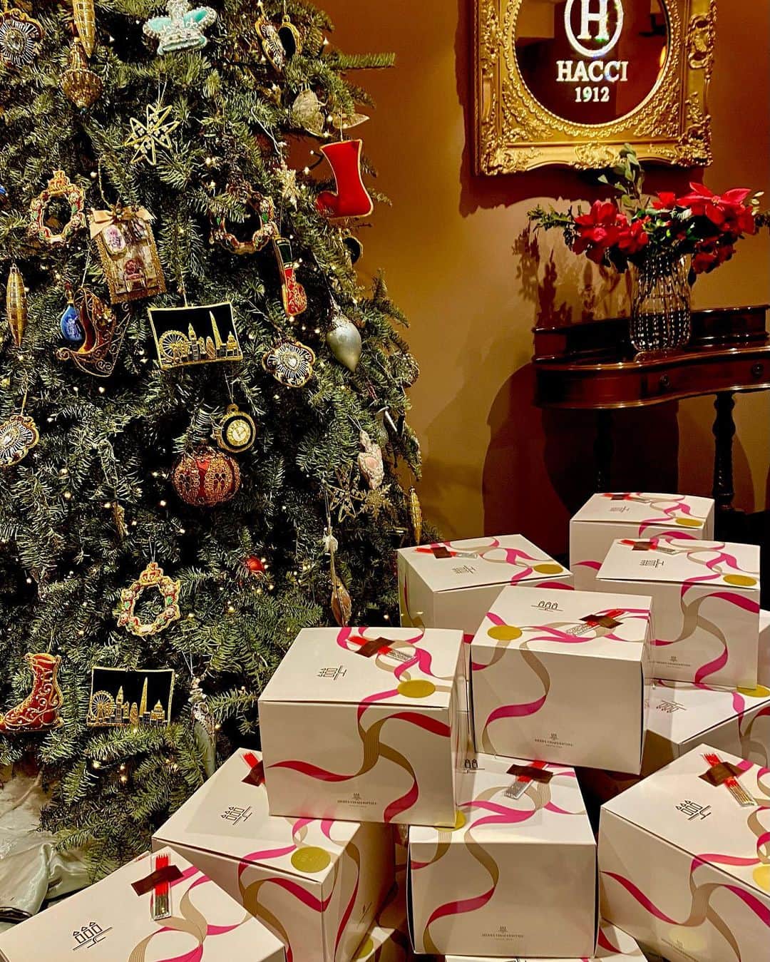 HACCI officialさんのインスタグラム写真 - (HACCI officialInstagram)「Merry X’mas🎄 サンタクロースからスタッフへ幸せなプレゼント🎁 今夜はちょっと早めに仕事を切り上げて、大切な人と暖かい時間を過ごせます様に。心を込めて.. #hacci #merrychristmas #cake#プレゼント#ありがとう #クリスマスイブ#❤️」12月24日 17時34分 - hacci_official