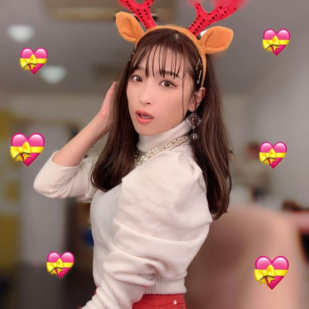 二瓶有加のインスタグラム：「. Merry Xmas Eve 🎁💕 . 明日、クリスマス当日には PINK CRES.のYouTubeからクリスマススペシャルということで 2本！動画をアップします🎉 . クリスマスにちなんだ動画になってます…！ お楽しみに〜〜〜🤤💝 . . #merrychristmas2020  #merrychristmas  #クリスマスイブ  #YouTube #PINKCRES #トナカイ  #クリスマスコーデ」