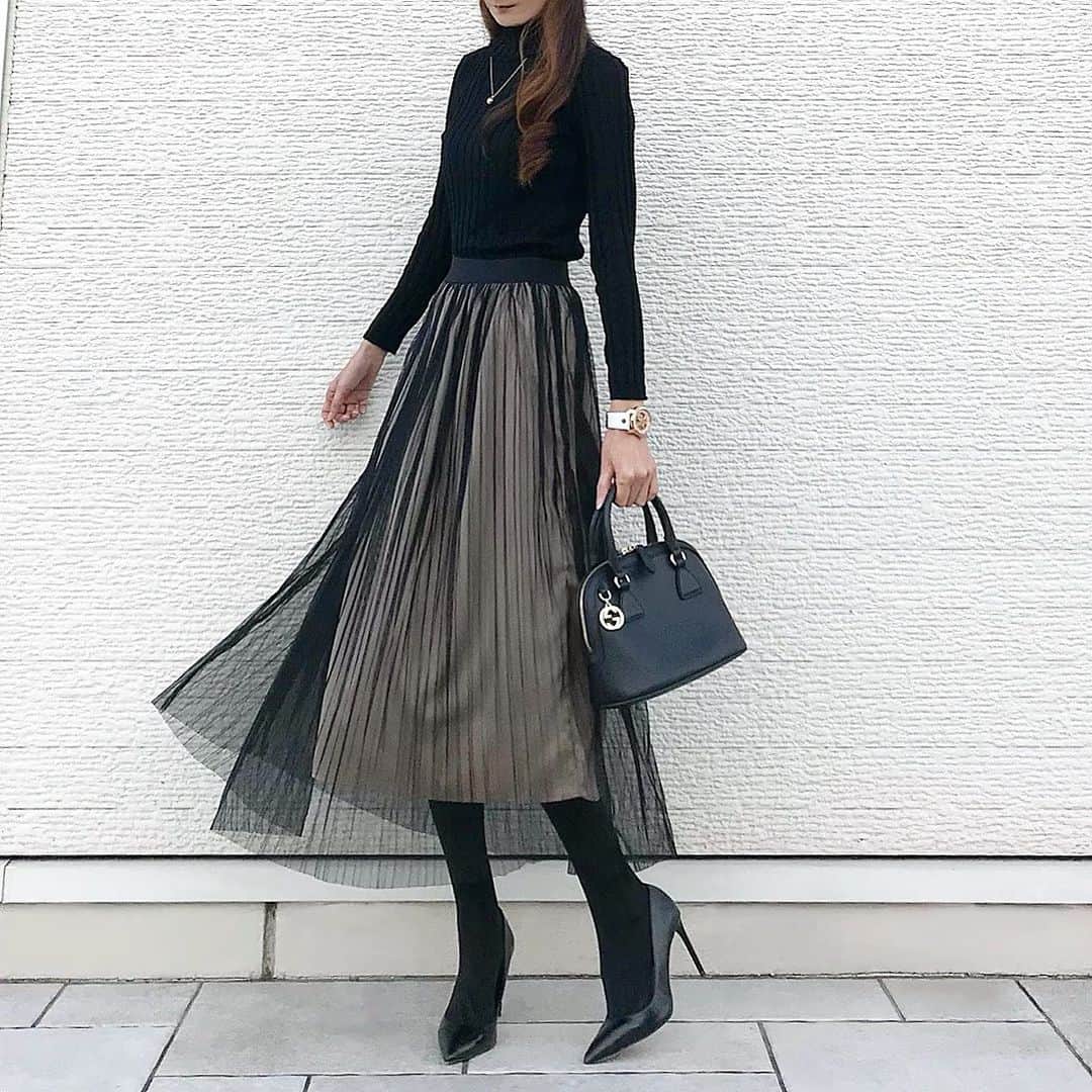 michikoのインスタグラム：「コーデ ＊ ＊ 上下 @fifth_store  お気に入りで何枚も色違いを持っている #フィットニットタートルトップス タイトなアウターを羽織る時にはスッキリシルエットで凄く便利ですよ！ #プリーツチュールドッキングサテンスカート はチュールが高級感を演出してくれるから大人のデートコーデにぴったり❤︎ ウエストゴムだから食べ過ぎるこの時期には有難い😋 164cmの私が着てこの感じです！ ＊ ＊ 今日fifthは60%OFFクーポンの日ですよ〜 ＊ ＊ #fifth #fifthtl #フィフス  #トレンド #フェミニン  #スカートコーデ #ニットコーデ #160cm以上コーデ  #冬コーデ コーデ #フレアスカート #チュールスカート #ファッション  #プチプラコーデ #プチプラファッション  #きれいめコーデ コーデ  #大人コーデ #大人ファッション #大人可愛い #coodinate #fashionista #fashiongram #instafashion」