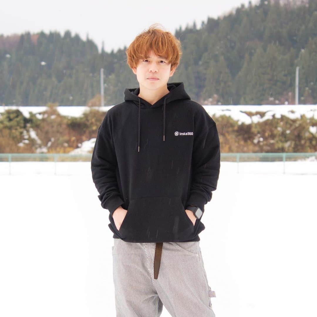 石田太志のインスタグラム：「I’ve got @insta360 hoodie for Christmas gift! It’s simple and so cool. And good shape as well. Thanks @insta360! ･ #footbag #taishiishida #freestyle #soccer #follow #worldchampion #performance #performer #instagramer #hackysack #Insta360 #insta360oner #insta360onex2 #actioncam #camera #hoodie」