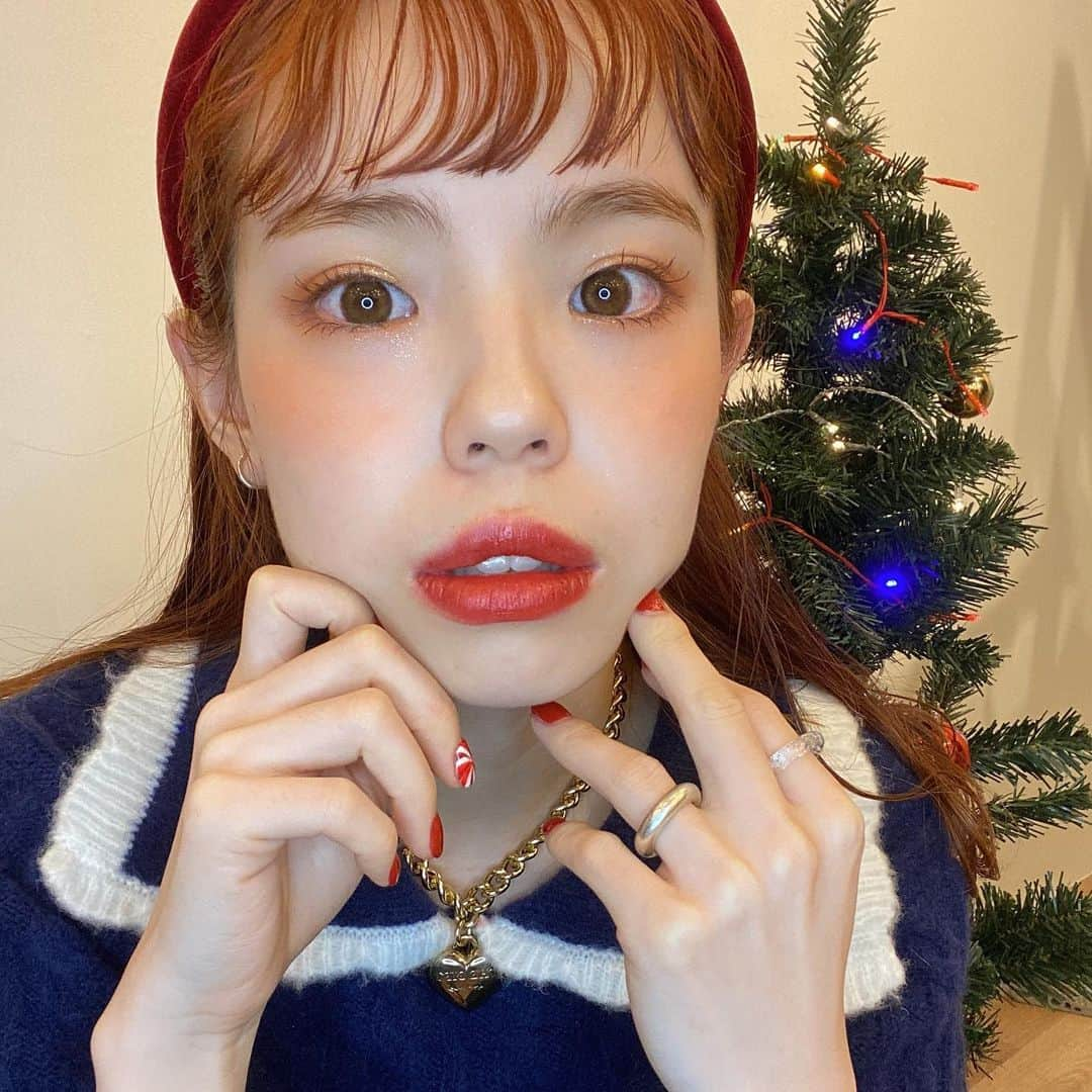 瀬戸あゆみさんのインスタグラム写真 - (瀬戸あゆみInstagram)「メリークリスマス❤️イブ。  昨日のインスタライブビンゴパーティーでのメイク。 使ってるコスメは最後に。(ベースメイクから全部これだけ！) アイライン引くの忘れてたからちょっと顔幼めだったみたい。😌  先日眉毛のパーマかけてもらって、憧れの眉頭が立ってる毛流れに立体感のある眉毛に仕上げてもらった。。！ @une_fleur_tori さん本当にすごい。 眉毛のこと、プロにお願いすると、色々な悩みが解決するよ。 メイクも楽になるし。おすすめ❣️ → @une_fleur_eyebrow   #ayumi_recommendation」12月24日 17時46分 - setoayumi