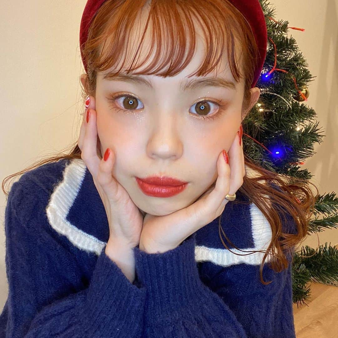 瀬戸あゆみさんのインスタグラム写真 - (瀬戸あゆみInstagram)「メリークリスマス❤️イブ。  昨日のインスタライブビンゴパーティーでのメイク。 使ってるコスメは最後に。(ベースメイクから全部これだけ！) アイライン引くの忘れてたからちょっと顔幼めだったみたい。😌  先日眉毛のパーマかけてもらって、憧れの眉頭が立ってる毛流れに立体感のある眉毛に仕上げてもらった。。！ @une_fleur_tori さん本当にすごい。 眉毛のこと、プロにお願いすると、色々な悩みが解決するよ。 メイクも楽になるし。おすすめ❣️ → @une_fleur_eyebrow   #ayumi_recommendation」12月24日 17時46分 - setoayumi