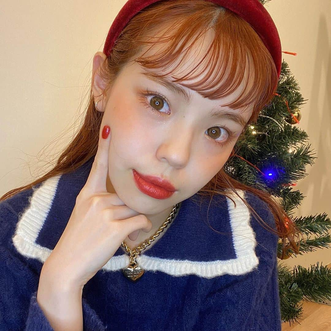 瀬戸あゆみさんのインスタグラム写真 - (瀬戸あゆみInstagram)「メリークリスマス❤️イブ。  昨日のインスタライブビンゴパーティーでのメイク。 使ってるコスメは最後に。(ベースメイクから全部これだけ！) アイライン引くの忘れてたからちょっと顔幼めだったみたい。😌  先日眉毛のパーマかけてもらって、憧れの眉頭が立ってる毛流れに立体感のある眉毛に仕上げてもらった。。！ @une_fleur_tori さん本当にすごい。 眉毛のこと、プロにお願いすると、色々な悩みが解決するよ。 メイクも楽になるし。おすすめ❣️ → @une_fleur_eyebrow   #ayumi_recommendation」12月24日 17時46分 - setoayumi