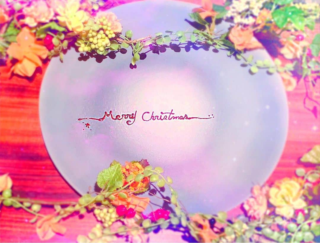 百合華さんのインスタグラム写真 - (百合華Instagram)「May this tonight be a fantastic and holy night for all my dear ones 💋  Tomorrow is X'mas 🎄✨🥂  #christmas  #christmaseve  #christmasdecor  #christmastime  #xmas  #xmaseve  #xmasparty  #xmaspresent  #santaclaus #thx」12月24日 17時39分 - yurika.lovelily