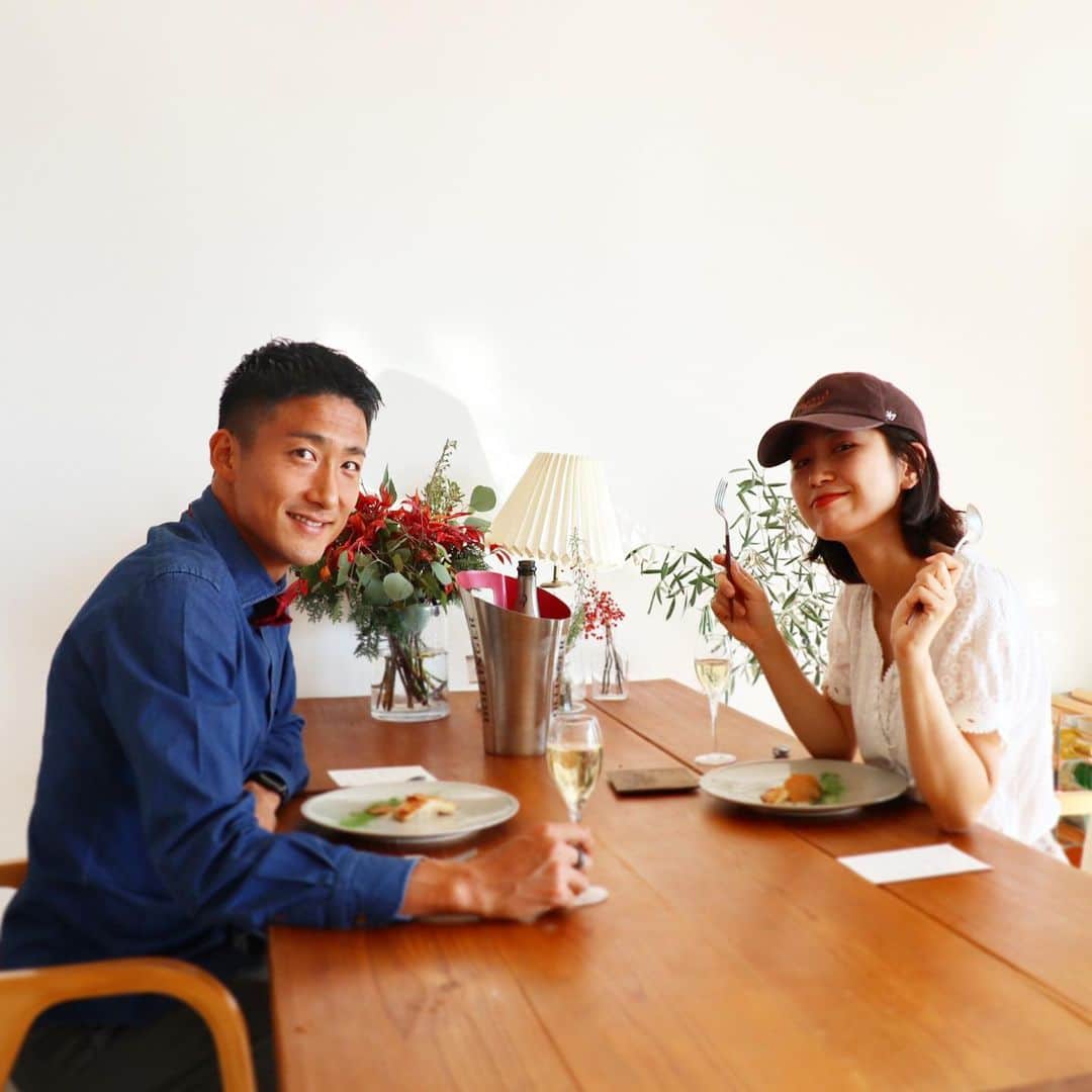 都倉賢のインスタグラム：「先日2020シーズンお疲れ様会ランチを妻と2人で🍾﻿ ﻿ 娘もだんだん大きくなっていく中で、妻とゆっくり腹を割って話す機会が意外となくなってきているなと…﻿ ﻿ パパとママが真剣なおしゃべりをしていると娘も話に加わりたいらしく、それはそれで凄く家族団欒で嬉しいのですが…。  あまり2人で話せていなかったなと。﻿ ﻿ 今年の振り返りや今後のこと、家族のこと、仕事のこと、普段から会話やコミュニケーションは多い方だと思っていましたが、やっぱり贅沢に2人だけの時間も必要だと改めて感じましたし、普段伝えられない感謝の気持ちをより伝えられたのかなと思っております！﻿ ﻿ 本当にいつもどんな時でも支えてくれて有難うございました！！！  そんなランチは贅沢に @iwai_crazy の #iwaiのお祝いごはん便 を食べさせてもらいました。  なかなか外出ししづらい状況の中で、家でいつもより贅沢なご飯時間を過ごすことができますよ😊」
