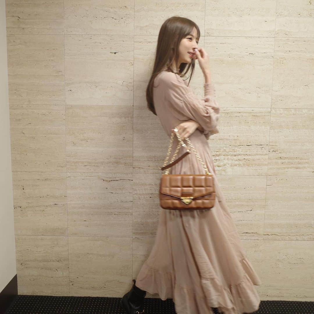 愛甲千笑美さんのインスタグラム写真 - (愛甲千笑美Instagram)「昨日東京ウォーカーさんに 私服で取材していただきました☺︎ マネージャーさんが 撮ってくれた!  💃🏻 @casa_fline  👜 @michaelkors メイク @ryo0603」12月24日 17時40分 - chiemyyyyy