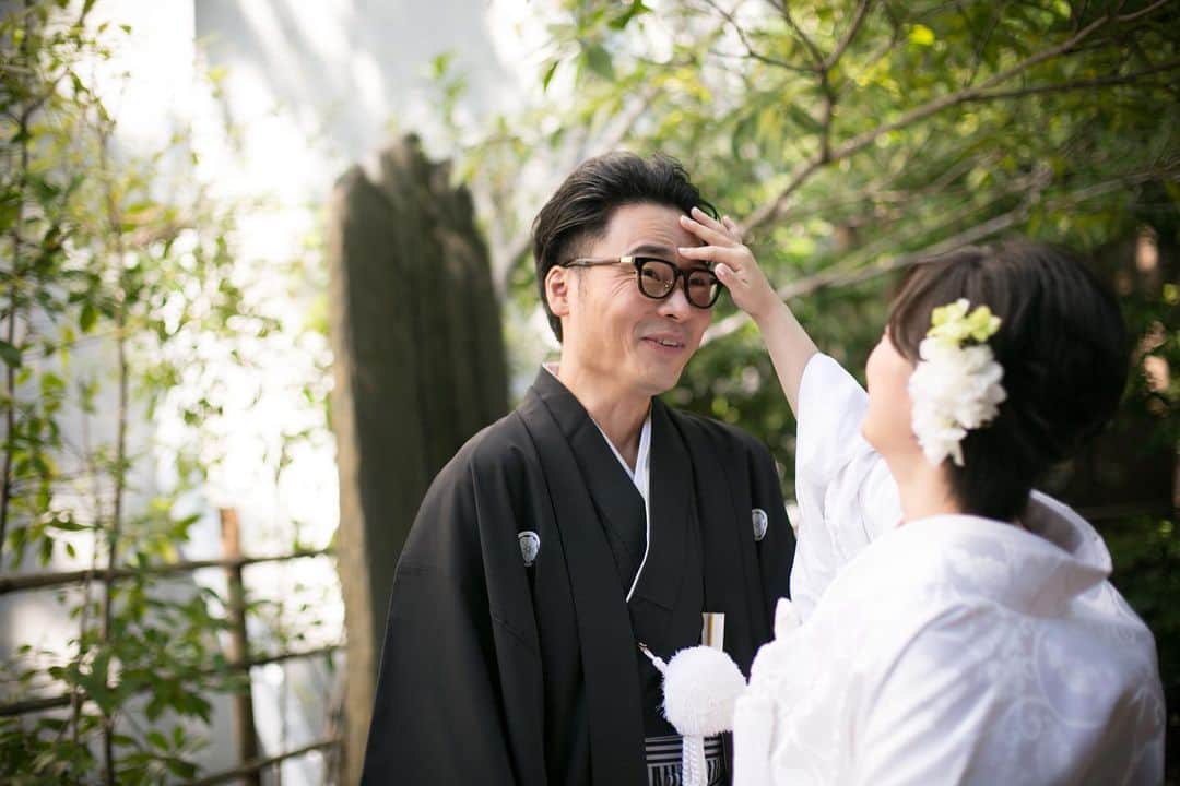和婚スタイルさんのインスタグラム写真 - (和婚スタイルInstagram)「. . ⛩..大阪の堀越神社にて  お二人らしい自然体なお写真が印象的です^_^💐  堀越神社は『一生に一度の願いを叶えてくれる』と言われています♪ . #和婚#和装#白無垢#紋付袴#神前式#神社婚#結婚式#堀越神社#神社#和婚スタイル ---------------------------- お二人で、ご家族で、 アットホームな和婚をご希望の方 お気軽に和婚スタイルへご相談下さい。 . . @wakonstyle  プロフィールのリンクから HPをご覧頂けます。 -----------------------------」12月24日 17時42分 - wakonstyle