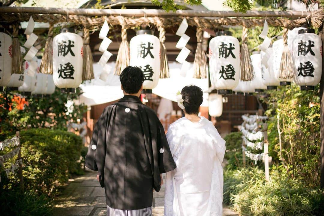 和婚スタイルさんのインスタグラム写真 - (和婚スタイルInstagram)「. . ⛩..大阪の堀越神社にて  お二人らしい自然体なお写真が印象的です^_^💐  堀越神社は『一生に一度の願いを叶えてくれる』と言われています♪ . #和婚#和装#白無垢#紋付袴#神前式#神社婚#結婚式#堀越神社#神社#和婚スタイル ---------------------------- お二人で、ご家族で、 アットホームな和婚をご希望の方 お気軽に和婚スタイルへご相談下さい。 . . @wakonstyle  プロフィールのリンクから HPをご覧頂けます。 -----------------------------」12月24日 17時42分 - wakonstyle