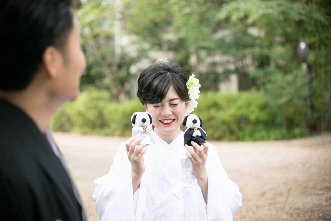 のインスタグラム：「. . ⛩..大阪の堀越神社にて  お二人らしい自然体なお写真が印象的です^_^💐  堀越神社は『一生に一度の願いを叶えてくれる』と言われています♪ . #和婚#和装#白無垢#紋付袴#神前式#神社婚#結婚式#堀越神社#神社#和婚スタイル ---------------------------- お二人で、ご家族で、 アットホームな和婚をご希望の方 お気軽に和婚スタイルへご相談下さい。 . . @wakonstyle  プロフィールのリンクから HPをご覧頂けます。 -----------------------------」