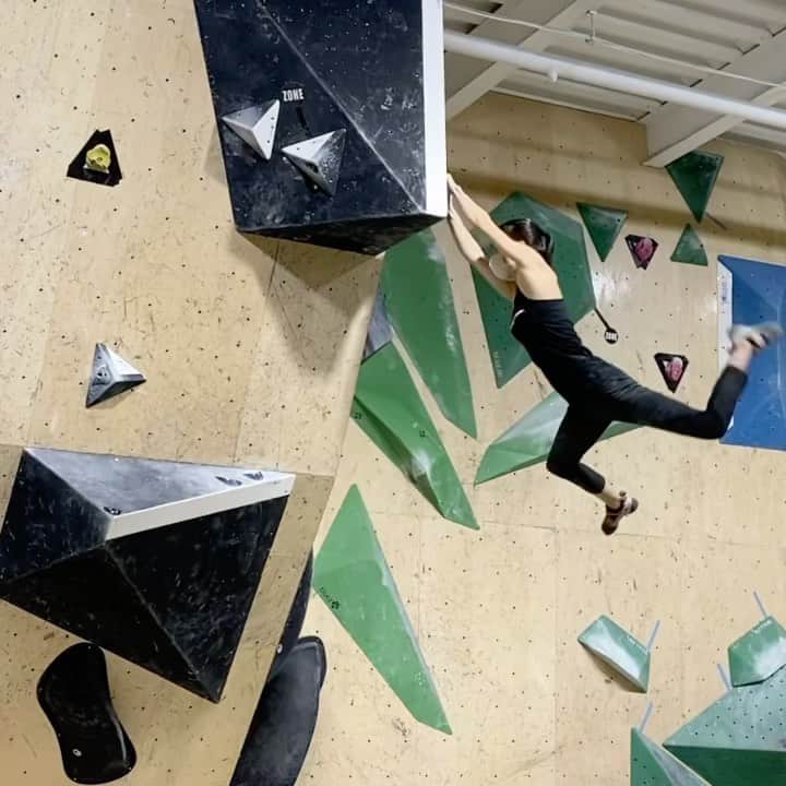 大田理裟のインスタグラム：「過去動画🎥❤️﻿ 最近ほんとに寒いなぁ🥶❄️﻿ ﻿ #climbing #bouldering #クライミング #sportclimbing #training #ボルダリング #スポーツクライミング  #トレーニング」