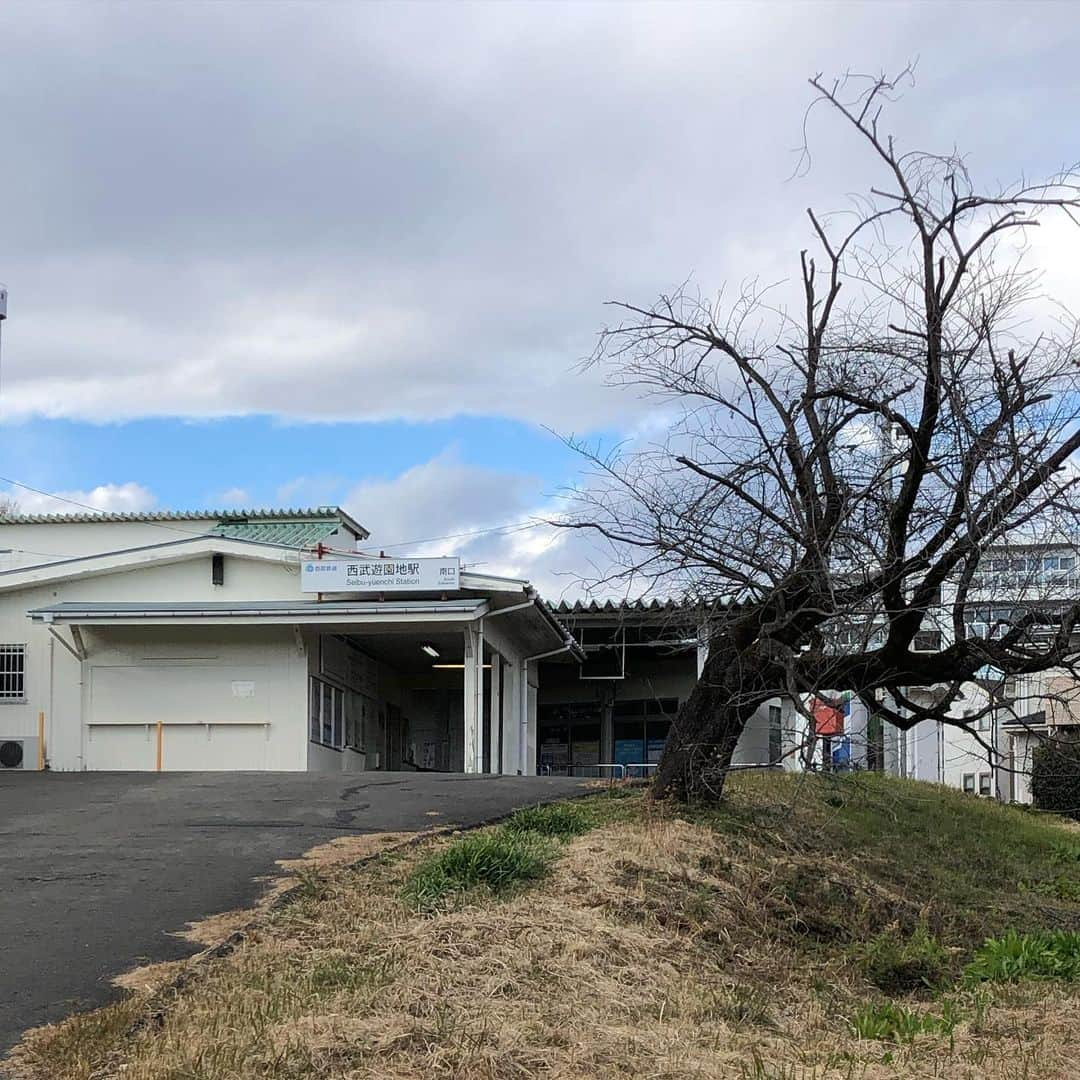 能町みね子さんのインスタグラム写真 - (能町みね子Instagram)「#よい駅 西武遊園地駅/ 南口がすっごくいい。車が入りづらくて、木が一本だけぽつんと立ってて、やたら駅前が広い。東北のローカル無人駅みたい。駅前にもうやめちゃった商店が1軒だけあるのもポイント高い。春に来たい」12月24日 17時54分 - nmcmnc