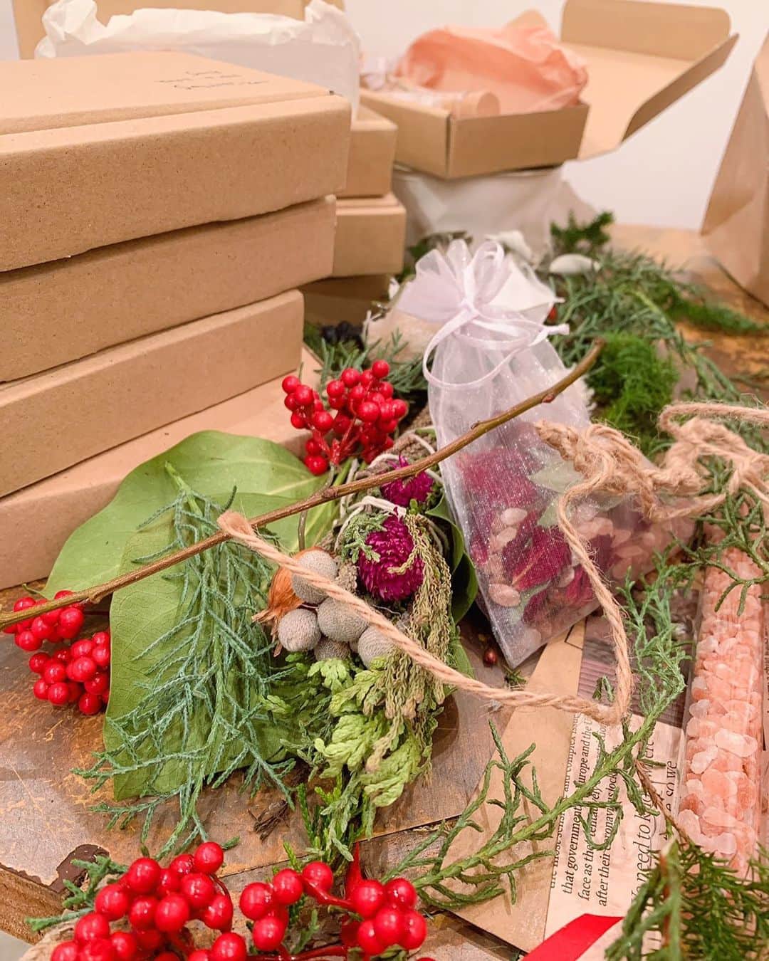 のインスタグラム：「クリスマスイブですね🎄🎁⛄️ 皆さんは何か素敵な予定ありますか？🥰 私は家でチェンソーマン全巻読もうと思います📚 • I made my Christmas decoration✨🤍 Any exciting plans for Christmas??🎄 • • #滝澤史 #スターダスト #クリスマスイブ #FumiTakizawa #stardust #christmasdecoration #christmaseve」