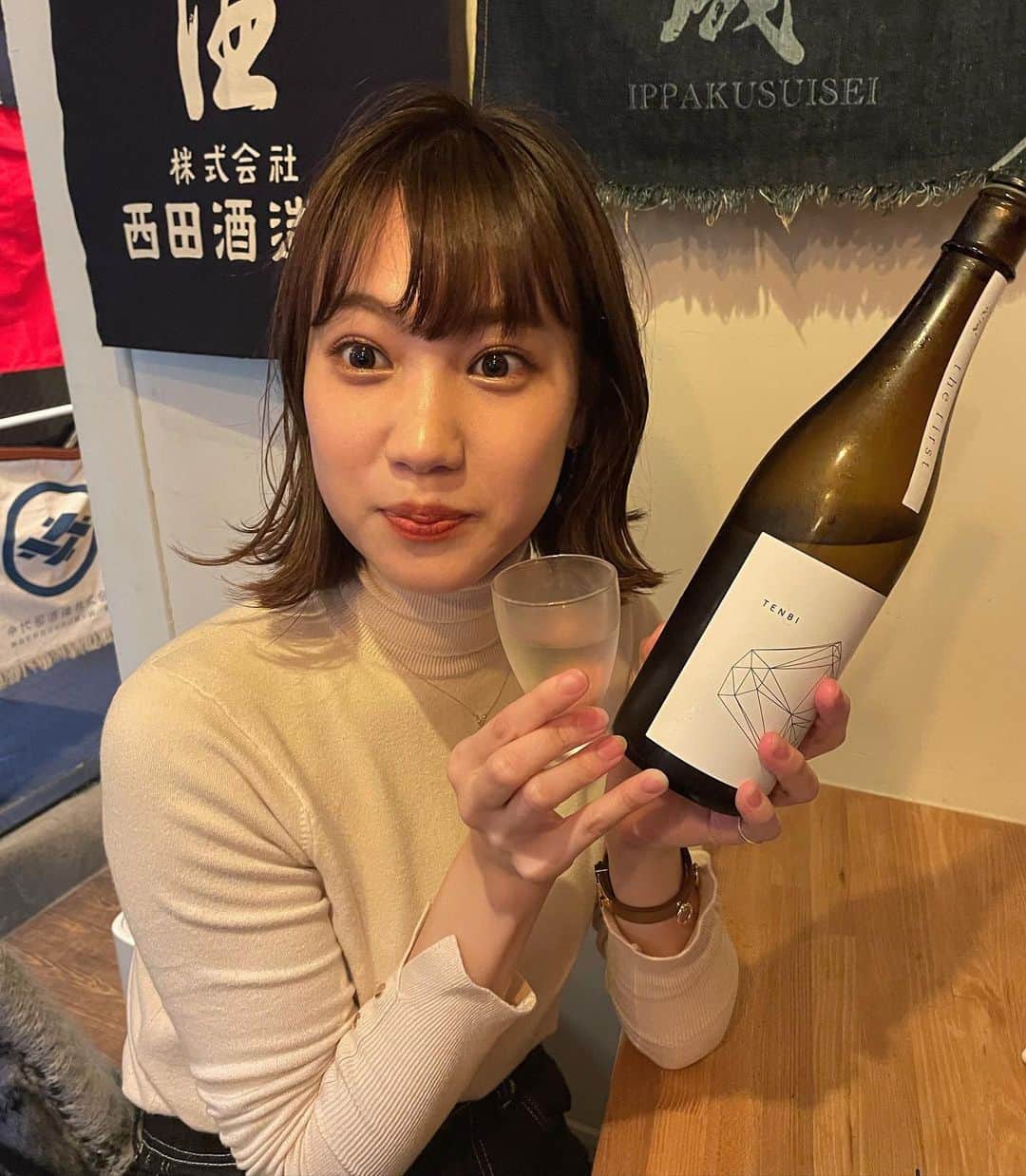 高野祐衣さんのインスタグラム写真 - (高野祐衣Instagram)「今年出来た新しい酒蔵、﻿ 長州酒造さんの『天美』。﻿ ﻿ 日本酒造りのリーダー、﻿ 杜氏さんが女性で、﻿ ここの蔵は今後来るよ！！と﻿ 前々からのお店の推しの日本酒✨﻿ ﻿ ﻿ これは、、、めちゃめちゃ﻿ 美味しい😭😭😭♡﻿ 白ぶどうのような優しい甘み、﻿ バランスの良い酸味と﻿ フレッシュで爽やかで綺麗、、！﻿ どタイプ♡﻿ ﻿ これは日本酒が苦手な方にも﻿ 飲んでみてほしい！！﻿ すっごい飲みやすいです🌟﻿ 冷酒でグラスで飲むのが﻿ 天美に合ってておしゃれ🙆‍♀️﻿ ﻿ ﻿ #日本酒 #日本酒女子﻿ #天美 #山口県 #長州酒造﻿ #唎酒師 #酒ディプロマ﻿ #ゆいぽんしゅ」12月24日 17時47分 - yuipooon12_06