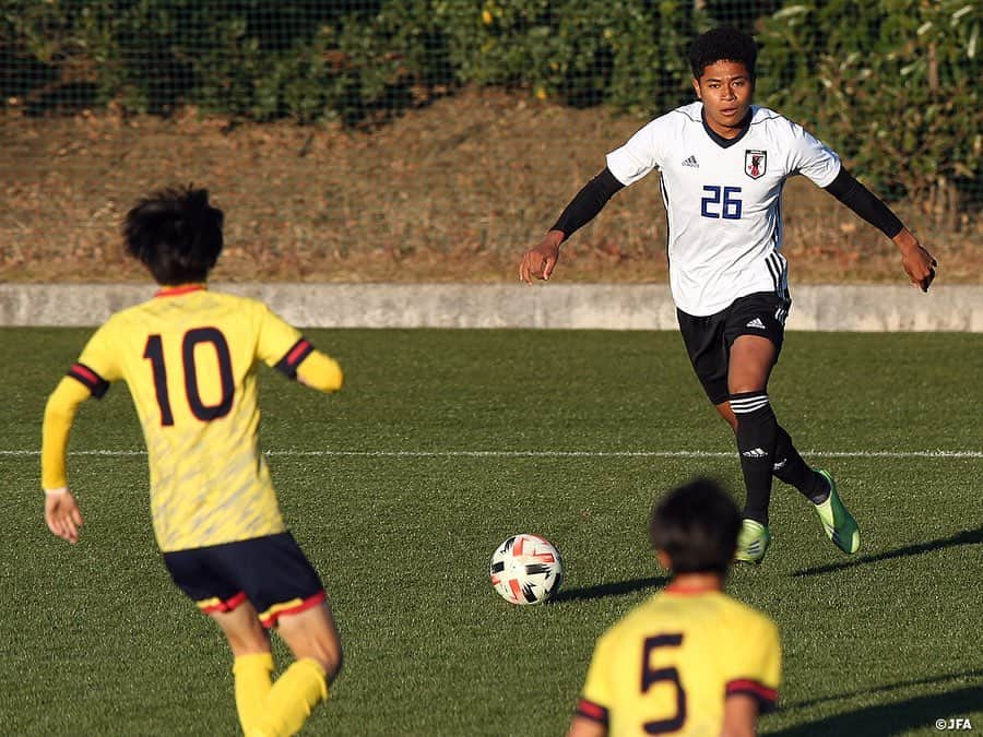 日本サッカー協会さんのインスタグラム写真 - (日本サッカー協会Instagram)「#U19 日本代表候補　慶應義塾大とのトレーニングマッチに勝利 　　 12月21日(月)から千葉県内で1週間のトレーニングキャンプを行っている U19日本代表候補は23日(水)、#慶應義塾大学 を相手に今キャンプ1戦目となるトレーニングマッチ（45分ハーフ・交代人数自由）を戦い、2-0で勝利しました。 　 午後3時、気温は11℃、よく晴れた冬空の下試合はキックオフ。前半、日本は4-4-2のフォーメーションで臨みます。GKは #鈴木彩艶(浦和レッズユース)、最終ラインは右からDF #中村拓海(FC東京)、DF #鈴木海音(ジュビロ磐田 U-18)、DF #山﨑大地(順天堂大学)、DF #中野伸哉(サガン鳥栖 U-18)。MF #山本理仁(東京ヴェルディ)とMF #柴田壮介(湘南ベルマーレ)のダブルボランチで2列目は右にMF #成岡輝瑠(清水エスパルス ユース)、左にMF #鈴木唯人(清水エスパルス)を配置。前線はFW #西川潤(セレッソ大阪)とFW #唐山翔自(ガンバ大阪)がコンビを組みました。 　 U-19日本代表は試合序盤からポゼッションを保ちながら主導権を握り、山本選手が中盤からリズムを作ると立て続けにFW陣がシュートを放ちますが、慶應義塾大のGKのファインセーブも光り、なかなかゴールを割ることができません。 　 前半30分には予定通り一度に5選手を入れ替えます。センターバックに #佐古真礼(東京ヴェルディ ユース)、右サイドバックに #成瀬竣平(名古屋グランパス)、左サイドバックに #バングーナガンデ佳史扶(FC東京)が入り、ボランチは #藤田譲瑠チマ(東京ヴェルディ)と #田中聡(湘南ベルマーレU-18)がコンビを組み、前半の終盤を戦います。 　 メンバーが変わっても選手たちはひたむきにゴールへ向かいますがあと一歩のところで得点を奪えず0-0のまま前半は終了します。 　 ハーフタイムにさらに5選手を入れ替えたU-19日本代表は2トップを #斉藤光毅(横浜FC)と #大森真吾(順天堂大学)に変え、中盤の右サイドに #荒木遼太郎(鹿島アントラーズ)、左サイドに #小田裕太郎(ヴィッセル神戸)、センターバックに #半田陸(モンテディオ山形)が入りました。 　 前半同様、ペースは握りながらもゴールが遠いU-19日本代表は時折相手のショートカウンターを受けますがディフェンス陣が難なく対処。拮抗した試合が続きます。67分には4選手を変更。#松岡大起(サガン鳥栖)と #武田英寿(浦和レッズ)が入り、#西尾隆矢(セレッソ大阪)と #馬場晴也(東京ヴェルディ)を新たに投入しました。  選手交代直後の69分、荒木選手が送った中盤から斜め左前方への早いパスを小田選手がゴールライン手前で追いつき、小田選手のマイナスのグラウンダー性のクロスに斉藤選手が直接右足で遠かった1点を叩き込みます。 　 試合も終盤にさしかかる78分、U-19日本代表は一度交代していた佐古選手を再びピッチに戻して、システムを変更します。西尾選手、馬場選手、佐古選手がバックラインを形成し、半田選手、小田選手がワイドに開きます。試合のペースは引き続きU-19日本代表が握ったまま、追加点を狙います。 　 斉藤選手がペナルティエリア外からミドルレンジのシュートを放ちますが、相手GKの指先で弾かれたボールはクロスバーを叩きます。その斉藤選手から今度は左サイドのクロス受けた大森選手がヘッドで流し込みチーム2点目を奪い、そのまま試合終了。 　 この日、U-19日本代表はフィールドプレーヤー全24選手が試合に出場し、今トレーニングキャンプ初戦を勝利で飾りました。試合を通して得られた感覚と、チームとして出た課題の両方を持ち帰り、影山雅永監督はじめとするコーチングスタッフからフィードバックを受けながらU-19日本代表候補の活動は続きます。 　 #daihyo #jfa」12月24日 17時48分 - japanfootballassociation