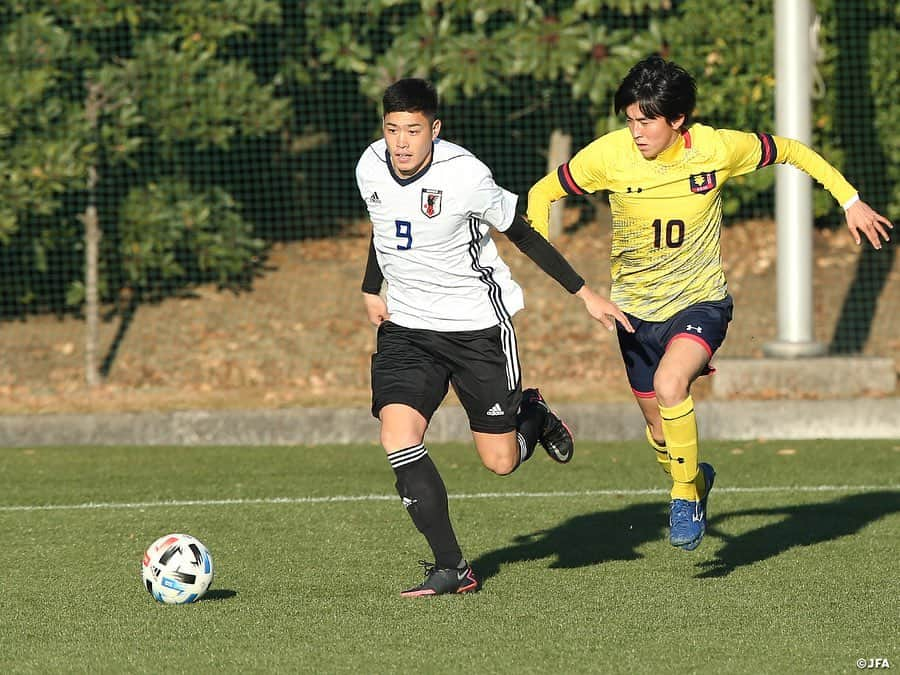 日本サッカー協会さんのインスタグラム写真 - (日本サッカー協会Instagram)「#U19 日本代表候補　慶應義塾大とのトレーニングマッチに勝利 　　 12月21日(月)から千葉県内で1週間のトレーニングキャンプを行っている U19日本代表候補は23日(水)、#慶應義塾大学 を相手に今キャンプ1戦目となるトレーニングマッチ（45分ハーフ・交代人数自由）を戦い、2-0で勝利しました。 　 午後3時、気温は11℃、よく晴れた冬空の下試合はキックオフ。前半、日本は4-4-2のフォーメーションで臨みます。GKは #鈴木彩艶(浦和レッズユース)、最終ラインは右からDF #中村拓海(FC東京)、DF #鈴木海音(ジュビロ磐田 U-18)、DF #山﨑大地(順天堂大学)、DF #中野伸哉(サガン鳥栖 U-18)。MF #山本理仁(東京ヴェルディ)とMF #柴田壮介(湘南ベルマーレ)のダブルボランチで2列目は右にMF #成岡輝瑠(清水エスパルス ユース)、左にMF #鈴木唯人(清水エスパルス)を配置。前線はFW #西川潤(セレッソ大阪)とFW #唐山翔自(ガンバ大阪)がコンビを組みました。 　 U-19日本代表は試合序盤からポゼッションを保ちながら主導権を握り、山本選手が中盤からリズムを作ると立て続けにFW陣がシュートを放ちますが、慶應義塾大のGKのファインセーブも光り、なかなかゴールを割ることができません。 　 前半30分には予定通り一度に5選手を入れ替えます。センターバックに #佐古真礼(東京ヴェルディ ユース)、右サイドバックに #成瀬竣平(名古屋グランパス)、左サイドバックに #バングーナガンデ佳史扶(FC東京)が入り、ボランチは #藤田譲瑠チマ(東京ヴェルディ)と #田中聡(湘南ベルマーレU-18)がコンビを組み、前半の終盤を戦います。 　 メンバーが変わっても選手たちはひたむきにゴールへ向かいますがあと一歩のところで得点を奪えず0-0のまま前半は終了します。 　 ハーフタイムにさらに5選手を入れ替えたU-19日本代表は2トップを #斉藤光毅(横浜FC)と #大森真吾(順天堂大学)に変え、中盤の右サイドに #荒木遼太郎(鹿島アントラーズ)、左サイドに #小田裕太郎(ヴィッセル神戸)、センターバックに #半田陸(モンテディオ山形)が入りました。 　 前半同様、ペースは握りながらもゴールが遠いU-19日本代表は時折相手のショートカウンターを受けますがディフェンス陣が難なく対処。拮抗した試合が続きます。67分には4選手を変更。#松岡大起(サガン鳥栖)と #武田英寿(浦和レッズ)が入り、#西尾隆矢(セレッソ大阪)と #馬場晴也(東京ヴェルディ)を新たに投入しました。  選手交代直後の69分、荒木選手が送った中盤から斜め左前方への早いパスを小田選手がゴールライン手前で追いつき、小田選手のマイナスのグラウンダー性のクロスに斉藤選手が直接右足で遠かった1点を叩き込みます。 　 試合も終盤にさしかかる78分、U-19日本代表は一度交代していた佐古選手を再びピッチに戻して、システムを変更します。西尾選手、馬場選手、佐古選手がバックラインを形成し、半田選手、小田選手がワイドに開きます。試合のペースは引き続きU-19日本代表が握ったまま、追加点を狙います。 　 斉藤選手がペナルティエリア外からミドルレンジのシュートを放ちますが、相手GKの指先で弾かれたボールはクロスバーを叩きます。その斉藤選手から今度は左サイドのクロス受けた大森選手がヘッドで流し込みチーム2点目を奪い、そのまま試合終了。 　 この日、U-19日本代表はフィールドプレーヤー全24選手が試合に出場し、今トレーニングキャンプ初戦を勝利で飾りました。試合を通して得られた感覚と、チームとして出た課題の両方を持ち帰り、影山雅永監督はじめとするコーチングスタッフからフィードバックを受けながらU-19日本代表候補の活動は続きます。 　 #daihyo #jfa」12月24日 17時48分 - japanfootballassociation