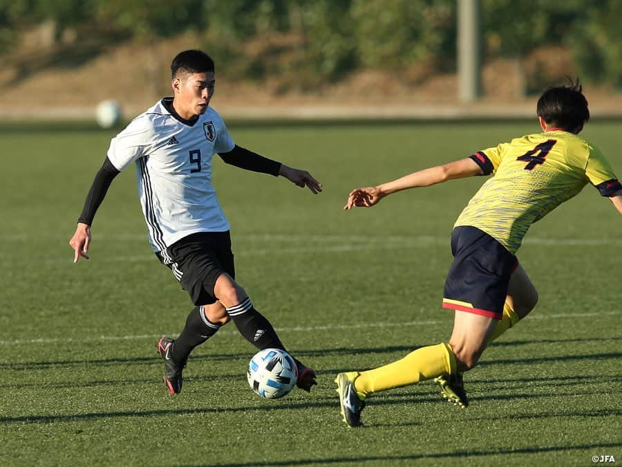 日本サッカー協会さんのインスタグラム写真 - (日本サッカー協会Instagram)「#U19 日本代表候補　慶應義塾大とのトレーニングマッチに勝利 　　 12月21日(月)から千葉県内で1週間のトレーニングキャンプを行っている U19日本代表候補は23日(水)、#慶應義塾大学 を相手に今キャンプ1戦目となるトレーニングマッチ（45分ハーフ・交代人数自由）を戦い、2-0で勝利しました。 　 午後3時、気温は11℃、よく晴れた冬空の下試合はキックオフ。前半、日本は4-4-2のフォーメーションで臨みます。GKは #鈴木彩艶(浦和レッズユース)、最終ラインは右からDF #中村拓海(FC東京)、DF #鈴木海音(ジュビロ磐田 U-18)、DF #山﨑大地(順天堂大学)、DF #中野伸哉(サガン鳥栖 U-18)。MF #山本理仁(東京ヴェルディ)とMF #柴田壮介(湘南ベルマーレ)のダブルボランチで2列目は右にMF #成岡輝瑠(清水エスパルス ユース)、左にMF #鈴木唯人(清水エスパルス)を配置。前線はFW #西川潤(セレッソ大阪)とFW #唐山翔自(ガンバ大阪)がコンビを組みました。 　 U-19日本代表は試合序盤からポゼッションを保ちながら主導権を握り、山本選手が中盤からリズムを作ると立て続けにFW陣がシュートを放ちますが、慶應義塾大のGKのファインセーブも光り、なかなかゴールを割ることができません。 　 前半30分には予定通り一度に5選手を入れ替えます。センターバックに #佐古真礼(東京ヴェルディ ユース)、右サイドバックに #成瀬竣平(名古屋グランパス)、左サイドバックに #バングーナガンデ佳史扶(FC東京)が入り、ボランチは #藤田譲瑠チマ(東京ヴェルディ)と #田中聡(湘南ベルマーレU-18)がコンビを組み、前半の終盤を戦います。 　 メンバーが変わっても選手たちはひたむきにゴールへ向かいますがあと一歩のところで得点を奪えず0-0のまま前半は終了します。 　 ハーフタイムにさらに5選手を入れ替えたU-19日本代表は2トップを #斉藤光毅(横浜FC)と #大森真吾(順天堂大学)に変え、中盤の右サイドに #荒木遼太郎(鹿島アントラーズ)、左サイドに #小田裕太郎(ヴィッセル神戸)、センターバックに #半田陸(モンテディオ山形)が入りました。 　 前半同様、ペースは握りながらもゴールが遠いU-19日本代表は時折相手のショートカウンターを受けますがディフェンス陣が難なく対処。拮抗した試合が続きます。67分には4選手を変更。#松岡大起(サガン鳥栖)と #武田英寿(浦和レッズ)が入り、#西尾隆矢(セレッソ大阪)と #馬場晴也(東京ヴェルディ)を新たに投入しました。  選手交代直後の69分、荒木選手が送った中盤から斜め左前方への早いパスを小田選手がゴールライン手前で追いつき、小田選手のマイナスのグラウンダー性のクロスに斉藤選手が直接右足で遠かった1点を叩き込みます。 　 試合も終盤にさしかかる78分、U-19日本代表は一度交代していた佐古選手を再びピッチに戻して、システムを変更します。西尾選手、馬場選手、佐古選手がバックラインを形成し、半田選手、小田選手がワイドに開きます。試合のペースは引き続きU-19日本代表が握ったまま、追加点を狙います。 　 斉藤選手がペナルティエリア外からミドルレンジのシュートを放ちますが、相手GKの指先で弾かれたボールはクロスバーを叩きます。その斉藤選手から今度は左サイドのクロス受けた大森選手がヘッドで流し込みチーム2点目を奪い、そのまま試合終了。 　 この日、U-19日本代表はフィールドプレーヤー全24選手が試合に出場し、今トレーニングキャンプ初戦を勝利で飾りました。試合を通して得られた感覚と、チームとして出た課題の両方を持ち帰り、影山雅永監督はじめとするコーチングスタッフからフィードバックを受けながらU-19日本代表候補の活動は続きます。 　 #daihyo #jfa」12月24日 17時48分 - japanfootballassociation