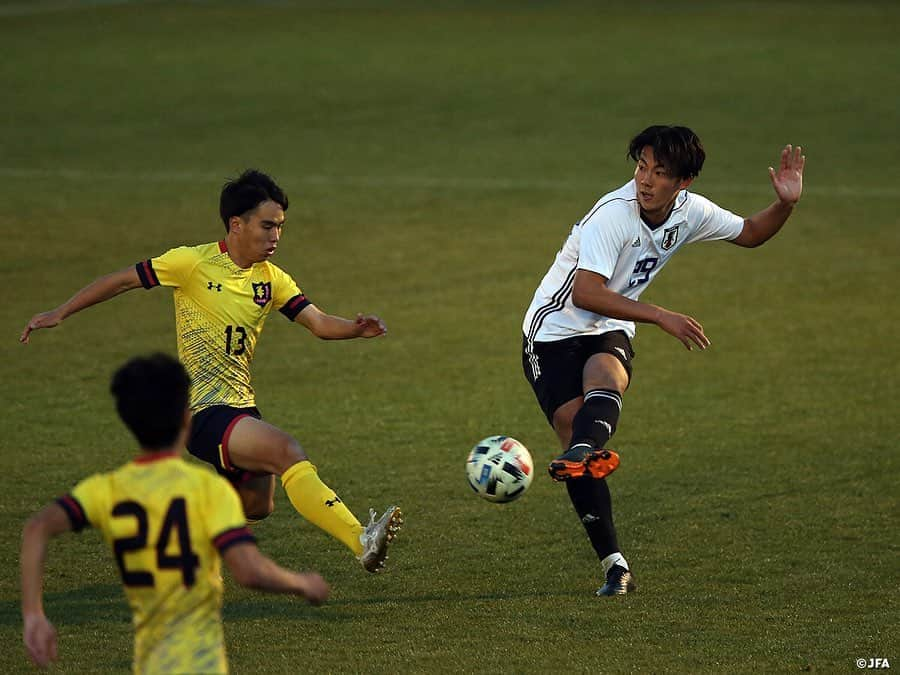 日本サッカー協会さんのインスタグラム写真 - (日本サッカー協会Instagram)「#U19 日本代表候補　慶應義塾大とのトレーニングマッチに勝利 　　 12月21日(月)から千葉県内で1週間のトレーニングキャンプを行っている U19日本代表候補は23日(水)、#慶應義塾大学 を相手に今キャンプ1戦目となるトレーニングマッチ（45分ハーフ・交代人数自由）を戦い、2-0で勝利しました。 　 午後3時、気温は11℃、よく晴れた冬空の下試合はキックオフ。前半、日本は4-4-2のフォーメーションで臨みます。GKは #鈴木彩艶(浦和レッズユース)、最終ラインは右からDF #中村拓海(FC東京)、DF #鈴木海音(ジュビロ磐田 U-18)、DF #山﨑大地(順天堂大学)、DF #中野伸哉(サガン鳥栖 U-18)。MF #山本理仁(東京ヴェルディ)とMF #柴田壮介(湘南ベルマーレ)のダブルボランチで2列目は右にMF #成岡輝瑠(清水エスパルス ユース)、左にMF #鈴木唯人(清水エスパルス)を配置。前線はFW #西川潤(セレッソ大阪)とFW #唐山翔自(ガンバ大阪)がコンビを組みました。 　 U-19日本代表は試合序盤からポゼッションを保ちながら主導権を握り、山本選手が中盤からリズムを作ると立て続けにFW陣がシュートを放ちますが、慶應義塾大のGKのファインセーブも光り、なかなかゴールを割ることができません。 　 前半30分には予定通り一度に5選手を入れ替えます。センターバックに #佐古真礼(東京ヴェルディ ユース)、右サイドバックに #成瀬竣平(名古屋グランパス)、左サイドバックに #バングーナガンデ佳史扶(FC東京)が入り、ボランチは #藤田譲瑠チマ(東京ヴェルディ)と #田中聡(湘南ベルマーレU-18)がコンビを組み、前半の終盤を戦います。 　 メンバーが変わっても選手たちはひたむきにゴールへ向かいますがあと一歩のところで得点を奪えず0-0のまま前半は終了します。 　 ハーフタイムにさらに5選手を入れ替えたU-19日本代表は2トップを #斉藤光毅(横浜FC)と #大森真吾(順天堂大学)に変え、中盤の右サイドに #荒木遼太郎(鹿島アントラーズ)、左サイドに #小田裕太郎(ヴィッセル神戸)、センターバックに #半田陸(モンテディオ山形)が入りました。 　 前半同様、ペースは握りながらもゴールが遠いU-19日本代表は時折相手のショートカウンターを受けますがディフェンス陣が難なく対処。拮抗した試合が続きます。67分には4選手を変更。#松岡大起(サガン鳥栖)と #武田英寿(浦和レッズ)が入り、#西尾隆矢(セレッソ大阪)と #馬場晴也(東京ヴェルディ)を新たに投入しました。  選手交代直後の69分、荒木選手が送った中盤から斜め左前方への早いパスを小田選手がゴールライン手前で追いつき、小田選手のマイナスのグラウンダー性のクロスに斉藤選手が直接右足で遠かった1点を叩き込みます。 　 試合も終盤にさしかかる78分、U-19日本代表は一度交代していた佐古選手を再びピッチに戻して、システムを変更します。西尾選手、馬場選手、佐古選手がバックラインを形成し、半田選手、小田選手がワイドに開きます。試合のペースは引き続きU-19日本代表が握ったまま、追加点を狙います。 　 斉藤選手がペナルティエリア外からミドルレンジのシュートを放ちますが、相手GKの指先で弾かれたボールはクロスバーを叩きます。その斉藤選手から今度は左サイドのクロス受けた大森選手がヘッドで流し込みチーム2点目を奪い、そのまま試合終了。 　 この日、U-19日本代表はフィールドプレーヤー全24選手が試合に出場し、今トレーニングキャンプ初戦を勝利で飾りました。試合を通して得られた感覚と、チームとして出た課題の両方を持ち帰り、影山雅永監督はじめとするコーチングスタッフからフィードバックを受けながらU-19日本代表候補の活動は続きます。 　 #daihyo #jfa」12月24日 17時48分 - japanfootballassociation