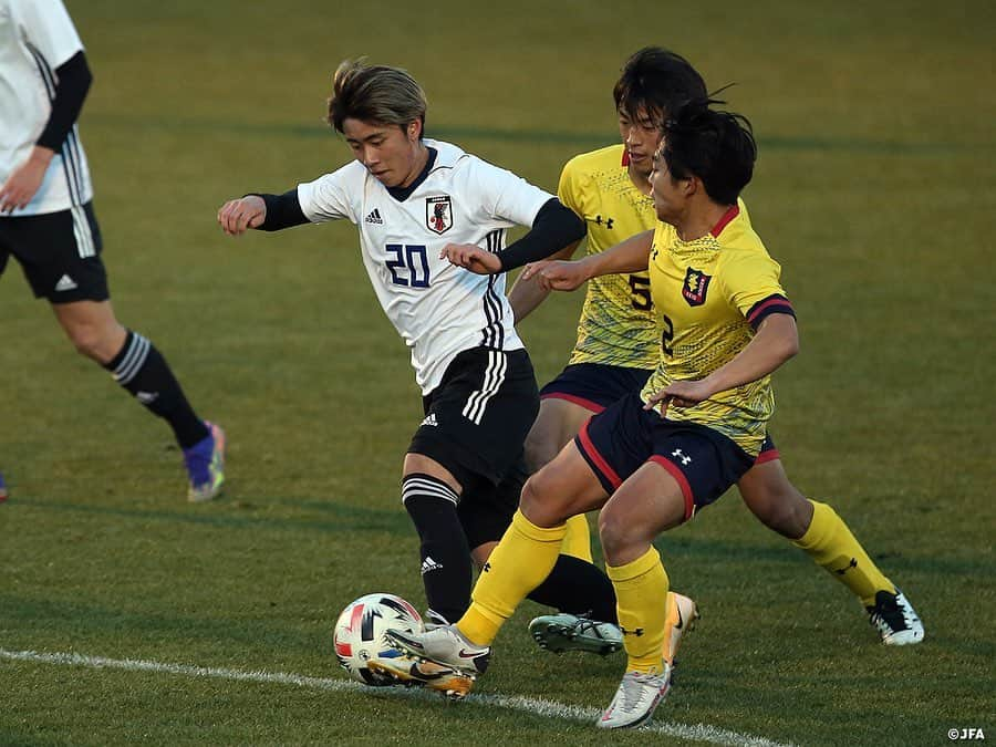 日本サッカー協会さんのインスタグラム写真 - (日本サッカー協会Instagram)「#U19 日本代表候補　慶應義塾大とのトレーニングマッチに勝利 　　 12月21日(月)から千葉県内で1週間のトレーニングキャンプを行っている U19日本代表候補は23日(水)、#慶應義塾大学 を相手に今キャンプ1戦目となるトレーニングマッチ（45分ハーフ・交代人数自由）を戦い、2-0で勝利しました。 　 午後3時、気温は11℃、よく晴れた冬空の下試合はキックオフ。前半、日本は4-4-2のフォーメーションで臨みます。GKは #鈴木彩艶(浦和レッズユース)、最終ラインは右からDF #中村拓海(FC東京)、DF #鈴木海音(ジュビロ磐田 U-18)、DF #山﨑大地(順天堂大学)、DF #中野伸哉(サガン鳥栖 U-18)。MF #山本理仁(東京ヴェルディ)とMF #柴田壮介(湘南ベルマーレ)のダブルボランチで2列目は右にMF #成岡輝瑠(清水エスパルス ユース)、左にMF #鈴木唯人(清水エスパルス)を配置。前線はFW #西川潤(セレッソ大阪)とFW #唐山翔自(ガンバ大阪)がコンビを組みました。 　 U-19日本代表は試合序盤からポゼッションを保ちながら主導権を握り、山本選手が中盤からリズムを作ると立て続けにFW陣がシュートを放ちますが、慶應義塾大のGKのファインセーブも光り、なかなかゴールを割ることができません。 　 前半30分には予定通り一度に5選手を入れ替えます。センターバックに #佐古真礼(東京ヴェルディ ユース)、右サイドバックに #成瀬竣平(名古屋グランパス)、左サイドバックに #バングーナガンデ佳史扶(FC東京)が入り、ボランチは #藤田譲瑠チマ(東京ヴェルディ)と #田中聡(湘南ベルマーレU-18)がコンビを組み、前半の終盤を戦います。 　 メンバーが変わっても選手たちはひたむきにゴールへ向かいますがあと一歩のところで得点を奪えず0-0のまま前半は終了します。 　 ハーフタイムにさらに5選手を入れ替えたU-19日本代表は2トップを #斉藤光毅(横浜FC)と #大森真吾(順天堂大学)に変え、中盤の右サイドに #荒木遼太郎(鹿島アントラーズ)、左サイドに #小田裕太郎(ヴィッセル神戸)、センターバックに #半田陸(モンテディオ山形)が入りました。 　 前半同様、ペースは握りながらもゴールが遠いU-19日本代表は時折相手のショートカウンターを受けますがディフェンス陣が難なく対処。拮抗した試合が続きます。67分には4選手を変更。#松岡大起(サガン鳥栖)と #武田英寿(浦和レッズ)が入り、#西尾隆矢(セレッソ大阪)と #馬場晴也(東京ヴェルディ)を新たに投入しました。  選手交代直後の69分、荒木選手が送った中盤から斜め左前方への早いパスを小田選手がゴールライン手前で追いつき、小田選手のマイナスのグラウンダー性のクロスに斉藤選手が直接右足で遠かった1点を叩き込みます。 　 試合も終盤にさしかかる78分、U-19日本代表は一度交代していた佐古選手を再びピッチに戻して、システムを変更します。西尾選手、馬場選手、佐古選手がバックラインを形成し、半田選手、小田選手がワイドに開きます。試合のペースは引き続きU-19日本代表が握ったまま、追加点を狙います。 　 斉藤選手がペナルティエリア外からミドルレンジのシュートを放ちますが、相手GKの指先で弾かれたボールはクロスバーを叩きます。その斉藤選手から今度は左サイドのクロス受けた大森選手がヘッドで流し込みチーム2点目を奪い、そのまま試合終了。 　 この日、U-19日本代表はフィールドプレーヤー全24選手が試合に出場し、今トレーニングキャンプ初戦を勝利で飾りました。試合を通して得られた感覚と、チームとして出た課題の両方を持ち帰り、影山雅永監督はじめとするコーチングスタッフからフィードバックを受けながらU-19日本代表候補の活動は続きます。 　 #daihyo #jfa」12月24日 17時48分 - japanfootballassociation