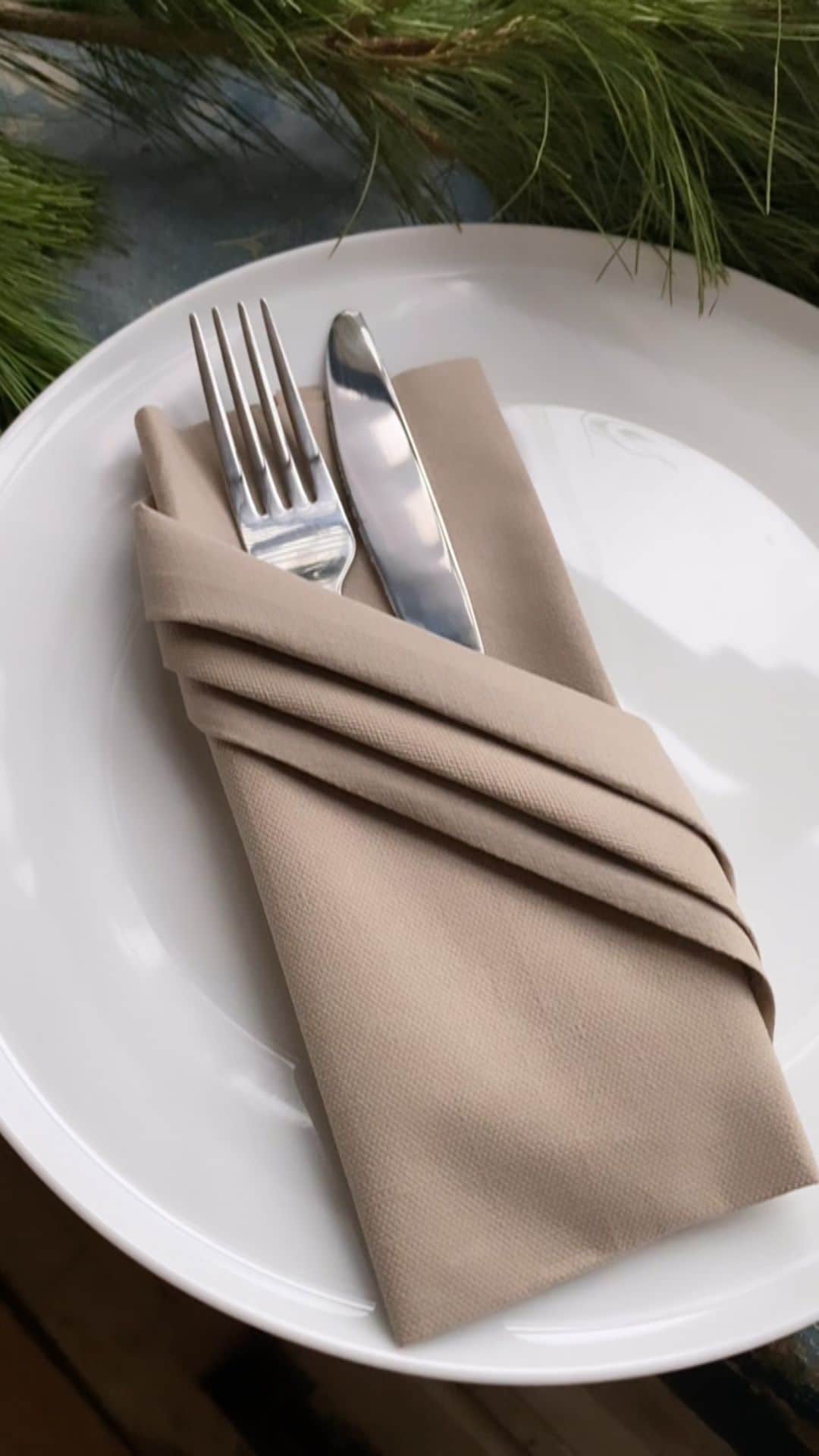 Frida Ramstedtのインスタグラム：「Easy napkin fold 🎄 🎅🏻 #christmastable #juldukning」