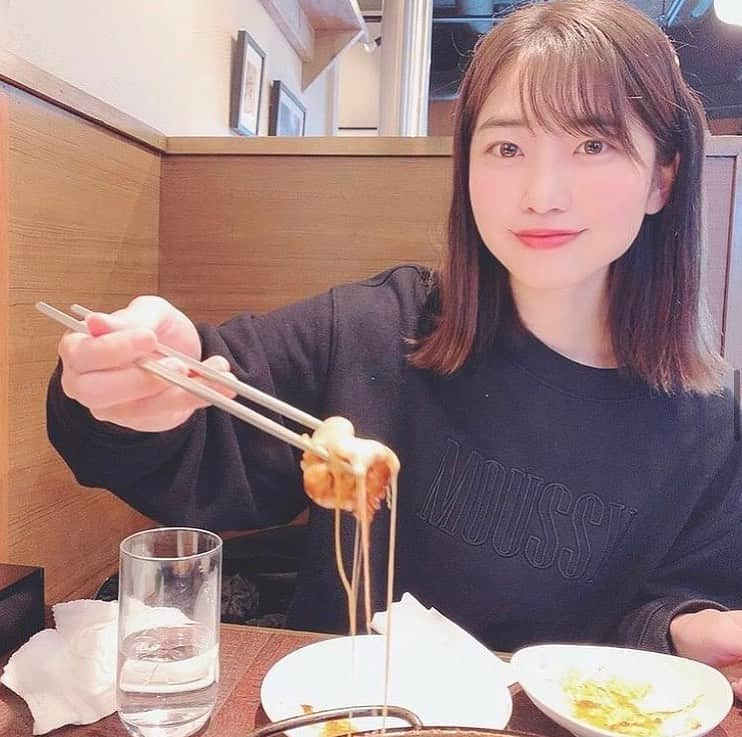 KollaBoさんのインスタグラム写真 - (KollaBoInstagram)「﻿ ﻿ ﻿ 【お客様のご来店👧】﻿ ﻿ 女性のお客様からの大人気メニューが、﻿ チーズダッカルビになります✨﻿ ﻿ 熱々のチーズと、甘辛ソースの﻿ 絡み合いが、たまらぬ美味しさを﻿ 際立てます😊✨﻿ ﻿ 是非ご賞味下さいませ🌈﻿ ﻿ ﻿ -----------＊----------＊----------＊---------﻿ ㅤㅤㅤㅤㅤㅤㅤㅤㅤㅤㅤㅤㅤ﻿ kollaboで"LINE@"開始!!!✨﻿ 登録するだけで、"お得なクーポン"や﻿ "料理のサービス"がもらえちゃいます♪﻿ 【@kollabo】﻿ をLINEアプリでID検索して追加してくださいね😊✨﻿ ㅤㅤㅤㅤㅤㅤㅤㅤㅤㅤㅤㅤㅤ﻿ ＊-----------＊----------＊---------＊---------﻿ ㅤㅤㅤㅤㅤㅤㅤㅤㅤㅤㅤㅤㅤ﻿ #kollabo #韓国料理 #韓国 #韓国グルメ #焼肉 #肉肉肉 #肉好きな人と繋がりたい #肉好き  #肉食 #肉テロ #東京グルメ #東京 #都内グルメ  #ヘルシー #女性に大人気 #インスタグルメアワード2020#食べログ#食べるの好きな人と繋がりたい#グルメ好きな人と繋がりたい#サムギョプサル#チーズダッカルビ#yakiniku#meatlover#wagyu#foodstagram#foodporn﻿」12月24日 17時53分 - kollabo5647