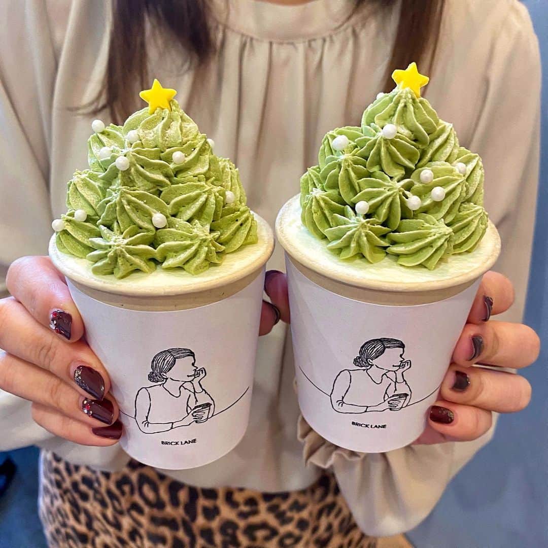 あゆまっくすさんのインスタグラム写真 - (あゆまっくすInstagram)「﻿ ﻿ ◆抹茶クリームのツリーケーキ　650円﻿ ◆いちごのカップショートケーキ　650円﻿ ﻿ ﻿ 世田谷駅の近くにある小さなカフェ BRICK LANEで﻿ クリスマスらしいカップケーキをいただきました。﻿ ﻿ ツリーに見立てた抹茶クリームカップケーキは、﻿ 中に砕いたチョコレートや抹茶クリームが入っていて﻿ ボリューム満点！﻿ いちごカップケーキはフレッシュいちごといちごジャムの﻿ とてもシンプルな構成。﻿ 個人的にチョコが苦手なので、いちごの方が好みでした🍓﻿ ﻿ 抹茶クリームはクリスマスまでの限定メニューですが﻿ いちごのカップケーキは通年食べられます◎﻿ ﻿ ﻿ 提供期間: 抹茶クリームは2020年12月25日まで、いちごは通年﻿ 訪問店舗: BRICK LANE (世田谷駅から徒歩約1分)﻿ ﻿ ﻿ ‎⋆ ･‎⋆ ･‎⋆ ･‎⋆」12月24日 18時03分 - ayumax666