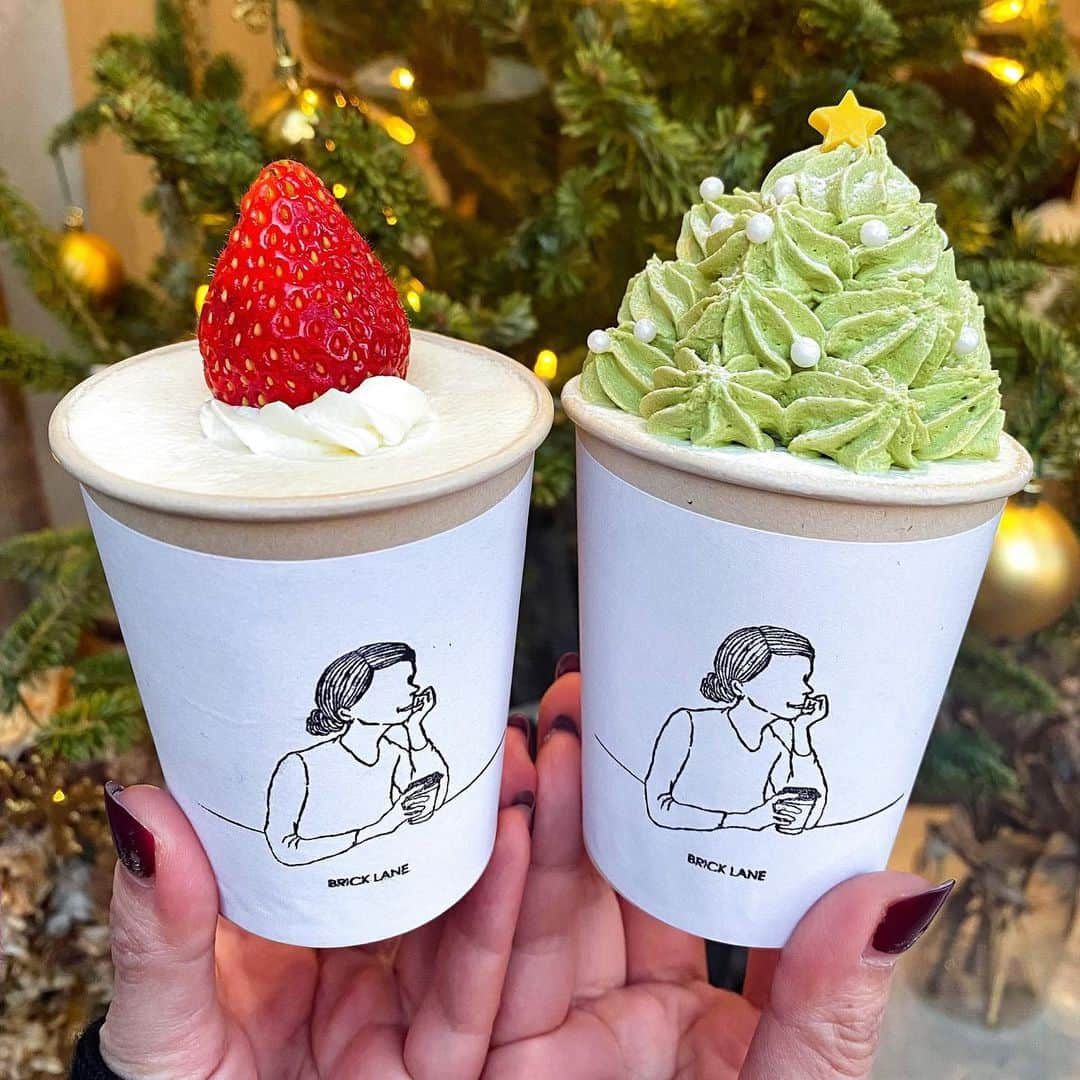 あゆまっくすさんのインスタグラム写真 - (あゆまっくすInstagram)「﻿ ﻿ ◆抹茶クリームのツリーケーキ　650円﻿ ◆いちごのカップショートケーキ　650円﻿ ﻿ ﻿ 世田谷駅の近くにある小さなカフェ BRICK LANEで﻿ クリスマスらしいカップケーキをいただきました。﻿ ﻿ ツリーに見立てた抹茶クリームカップケーキは、﻿ 中に砕いたチョコレートや抹茶クリームが入っていて﻿ ボリューム満点！﻿ いちごカップケーキはフレッシュいちごといちごジャムの﻿ とてもシンプルな構成。﻿ 個人的にチョコが苦手なので、いちごの方が好みでした🍓﻿ ﻿ 抹茶クリームはクリスマスまでの限定メニューですが﻿ いちごのカップケーキは通年食べられます◎﻿ ﻿ ﻿ 提供期間: 抹茶クリームは2020年12月25日まで、いちごは通年﻿ 訪問店舗: BRICK LANE (世田谷駅から徒歩約1分)﻿ ﻿ ﻿ ‎⋆ ･‎⋆ ･‎⋆ ･‎⋆」12月24日 18時03分 - ayumax666