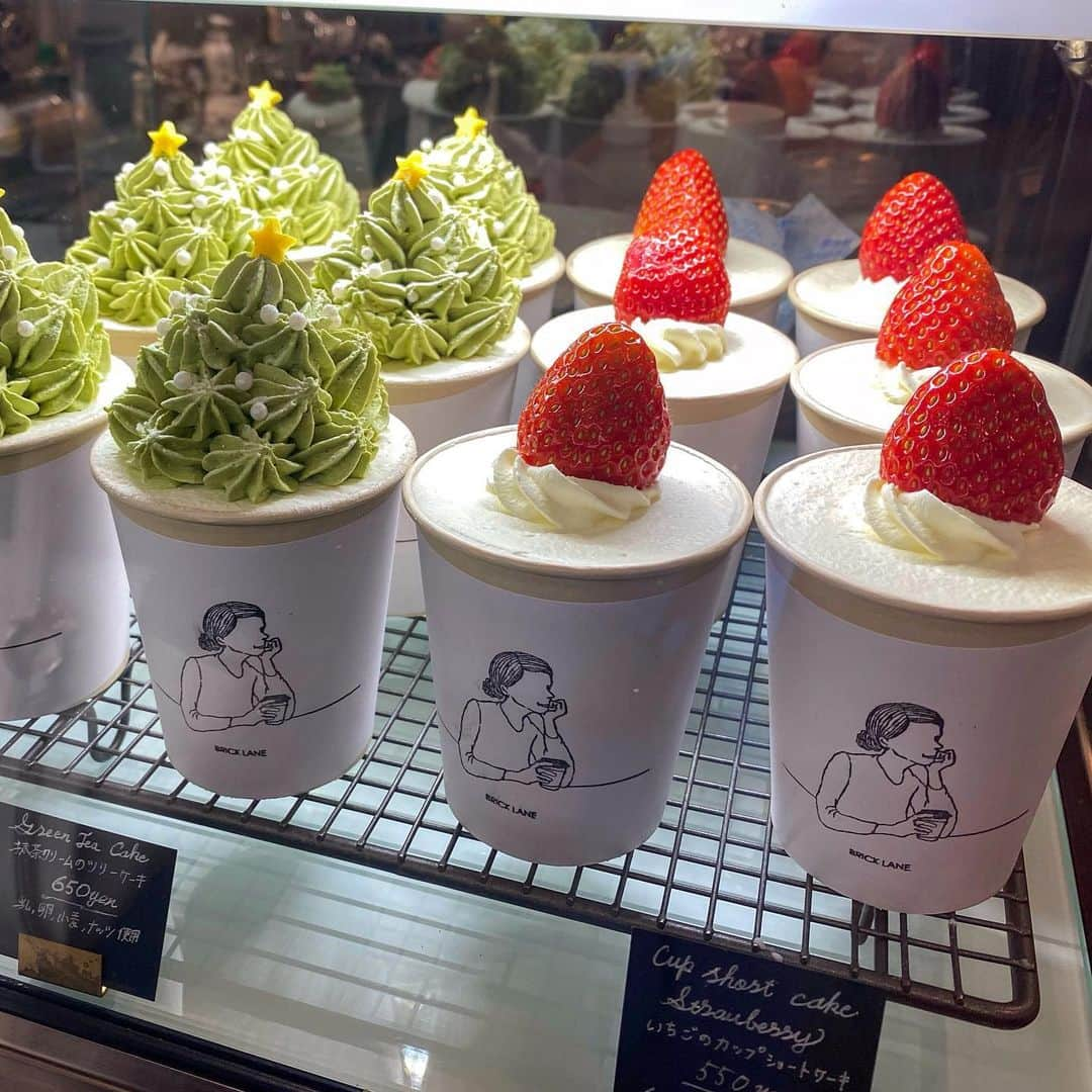 あゆまっくすさんのインスタグラム写真 - (あゆまっくすInstagram)「﻿ ﻿ ◆抹茶クリームのツリーケーキ　650円﻿ ◆いちごのカップショートケーキ　650円﻿ ﻿ ﻿ 世田谷駅の近くにある小さなカフェ BRICK LANEで﻿ クリスマスらしいカップケーキをいただきました。﻿ ﻿ ツリーに見立てた抹茶クリームカップケーキは、﻿ 中に砕いたチョコレートや抹茶クリームが入っていて﻿ ボリューム満点！﻿ いちごカップケーキはフレッシュいちごといちごジャムの﻿ とてもシンプルな構成。﻿ 個人的にチョコが苦手なので、いちごの方が好みでした🍓﻿ ﻿ 抹茶クリームはクリスマスまでの限定メニューですが﻿ いちごのカップケーキは通年食べられます◎﻿ ﻿ ﻿ 提供期間: 抹茶クリームは2020年12月25日まで、いちごは通年﻿ 訪問店舗: BRICK LANE (世田谷駅から徒歩約1分)﻿ ﻿ ﻿ ‎⋆ ･‎⋆ ･‎⋆ ･‎⋆」12月24日 18時03分 - ayumax666