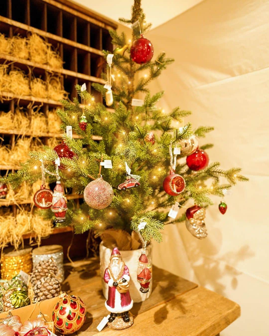 和希優美さんのインスタグラム写真 - (和希優美Instagram)「今日はクリスマスイヴ🎄✨✨﻿ 皆さんは準備出来てますか？﻿ ﻿ ﻿ 東京駅を一望出来る﻿ 丸ビルのカフェ﻿ \ ROUTE CAFE AND THINGS /﻿ @route_cafe_and_things ﻿ ﻿ ﻿ ﻿ ヨーロッパを中心に﻿ 世界中から﻿ クリスマスアイテムを集めた🎄﻿ オンラインショップ﻿ 『Kerst Bloem(ケルストブルーム)』の﻿ POPUPを開催しています✨﻿ ﻿ ﻿ 店内には﻿ クリスマスに欠かせない﻿ 可愛いオーナメントが﻿ いっぱい🎄﻿ ﻿ ﻿ クリスマスマーケットのような﻿ キラキラな空間🤩﻿ 　﻿ とっても珍しい✨﻿ オーナメントもあって﻿ ﻿ 私も﻿ 素敵なガラスオーナメントを﻿ おうちへお持ち帰り🎁﻿ ※7枚目のオーナメント🎄 ﻿ ﻿ そして写真のドリンクは﻿ カフェの﻿ クリスマス限定のドリンク﻿ 「バニラフランボワーズラテ」﻿ ﻿ 見た目も可愛くて﻿ 美味しかったな🤤﻿ ﻿ ﻿ 煉瓦造りの東京駅の夜景が﻿ 本当キラキラしていていい感じ✨﻿ ﻿ 今度は﻿ お昼の時間来ようかな🤍﻿ ﻿ ﻿ さ、今夜もGSTVです💍﻿ ﻿ 📍 ROUTE CAFE AND THINGS﻿ ﻿ 📮 〒100-6390 ﻿  東京都千代田区丸の内２丁目４−１ ﻿  丸の内ビルディング 4Ｆ ﻿ ☎️ 03 6268 0160﻿ ⏰ [月～土]11:00～21:00﻿  [日・祝]11:00～20:00﻿ 🗓  施設に準ずる﻿ 🚗  有り※丸の内パークイン﻿ 🔌  有り※無料Wi-Fi﻿ ﻿ ✁---------------------------------﻿ #kerstbloem #routecafeandthings #クリスマス #クリスマスオーナメント #pr﻿ #丸ビル #丸ビルカフェ﻿ ﻿ #東京駅 #东京 #โตเกียว #カフェ巡り #ブックカフェ #丸の内カフェ #ヘアアレンジ #紐アレンジ #黒髪ロング #ロングアレンジ #旅したくなるフォト #tabijyo #旅するように暮らす #旅スタグラム ﻿﻿」12月24日 17時56分 - kazukiyumi