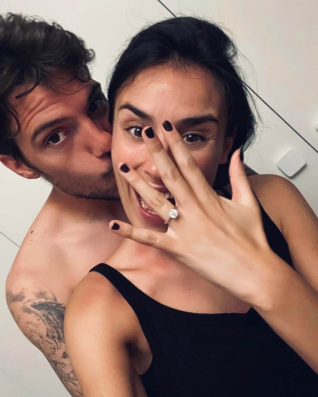 シモーネ・ヴェルディのインスタグラム：「Buon compleanno amore mio...non vedo l’ora di sposarti! ❤️💍」