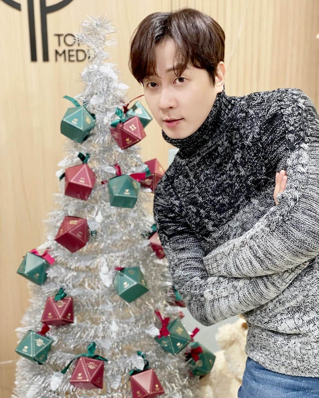 エンディのインスタグラム：「메리 크리스마스~🧡 크리스마스 앤돌프 등장🦌✨ ⠀ #앤디 #ANDY #신화 #SHINHWA #메리크리스마스 #MerryChristmas」