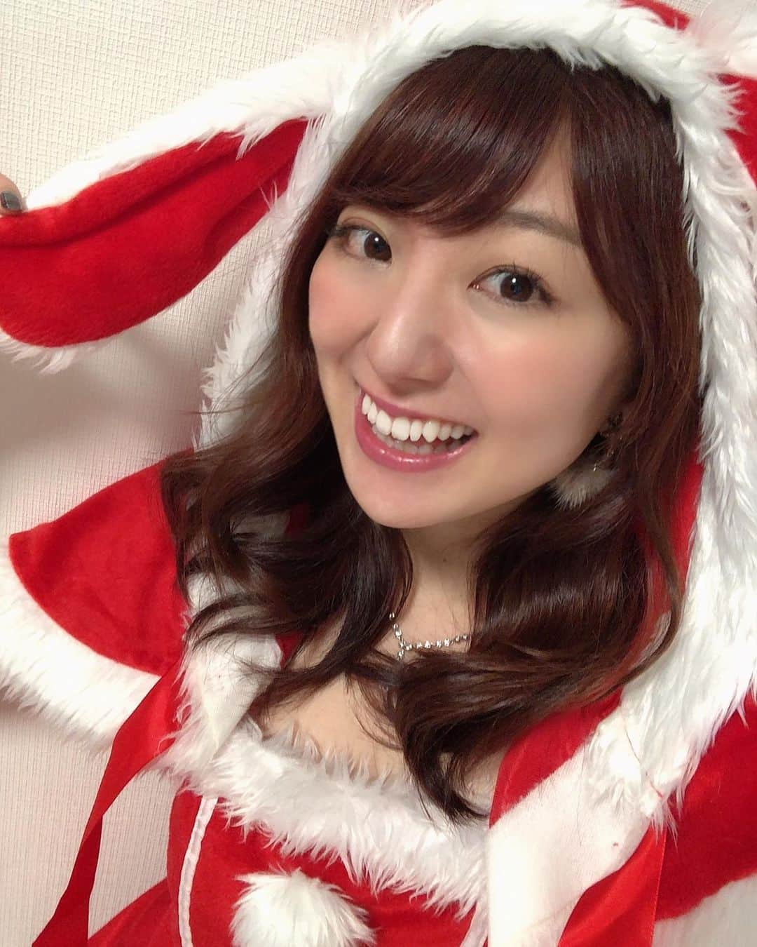 尻無浜冴美のインスタグラム：「✨𝙼𝚎𝚛𝚛𝚢 𝚇'𝚖𝚊𝚜🎄 今日はイブだね💝 みんなどんな風に過ごすの？♪ 私は体調崩してて一歩も外出られません🤣 #クリぼっち (ºωº) この前#17ライブ 配信で着た#サンタコス  ⭐🎄🎅🎄⭐ ステキなクリスマスをお過ごし下さい💕  #missvivianajapan」