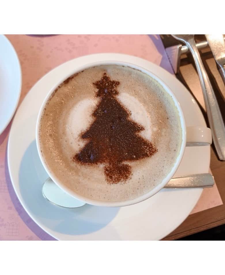 上野愛奈さんのインスタグラム写真 - (上野愛奈Instagram)「. merry Xmas🎄 イブの夜はいかがお過ごしでしょうか😌  今日は年内最後のはやドキでした。 今年も一年、 応援いただきありがとうございました。  クリスマスはやドキの衣装はオレンジ！ 最近🍊づいてる..  写真は少し前のものです😉 素敵なクリスマスを〜！  #クリスマス」12月24日 17時57分 - ueno_aina_816
