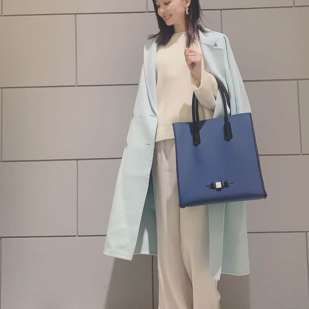 乙黒えりのインスタグラム：「昨日は @savemybag_japan のインスタライブのお手伝いさせていただきました。  久しぶりの夜の銀座　東急プラザの周りは キラキライルミネーションがきれいでした✨  クリスマス気分を味わえました。  なかなか今は夜も外に出ることもないので新鮮だねっ！  今年は私からsavemybagを母にも、お義母さんにもプレゼントしました🎁  みなさま良いクリスマスを🎄Merry  Christmas🎅  #savemybag #クリスマス#プレゼント#母に #bag」