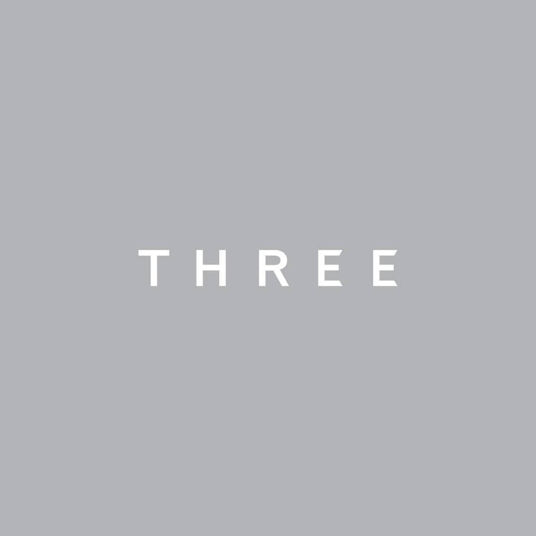 THREEのインスタグラム：「＜THREE から、心をこめて＞ 今年、皆さまと2020年を迎えられたこと、 ホリデーの季節を迎えられたことに、 感謝と喜びを込めて。  心地よく、素敵なホリデーシーズンをお過ごしください。 THREEより、感謝と愛を込めて。  #threecosmetics #20201Holidays #happyholidays #love」