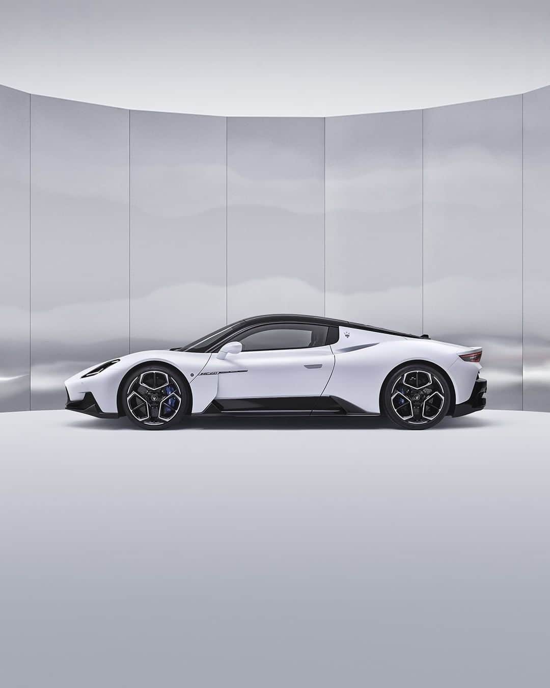 Maserati Japan | マセラティ ジャパンのインスタグラム：「Sculptured engineering. MC20. The First of its Kind. https://www.maserati.com/jp/ja/models/mc20 #MaseratiMC20 #Maserati」