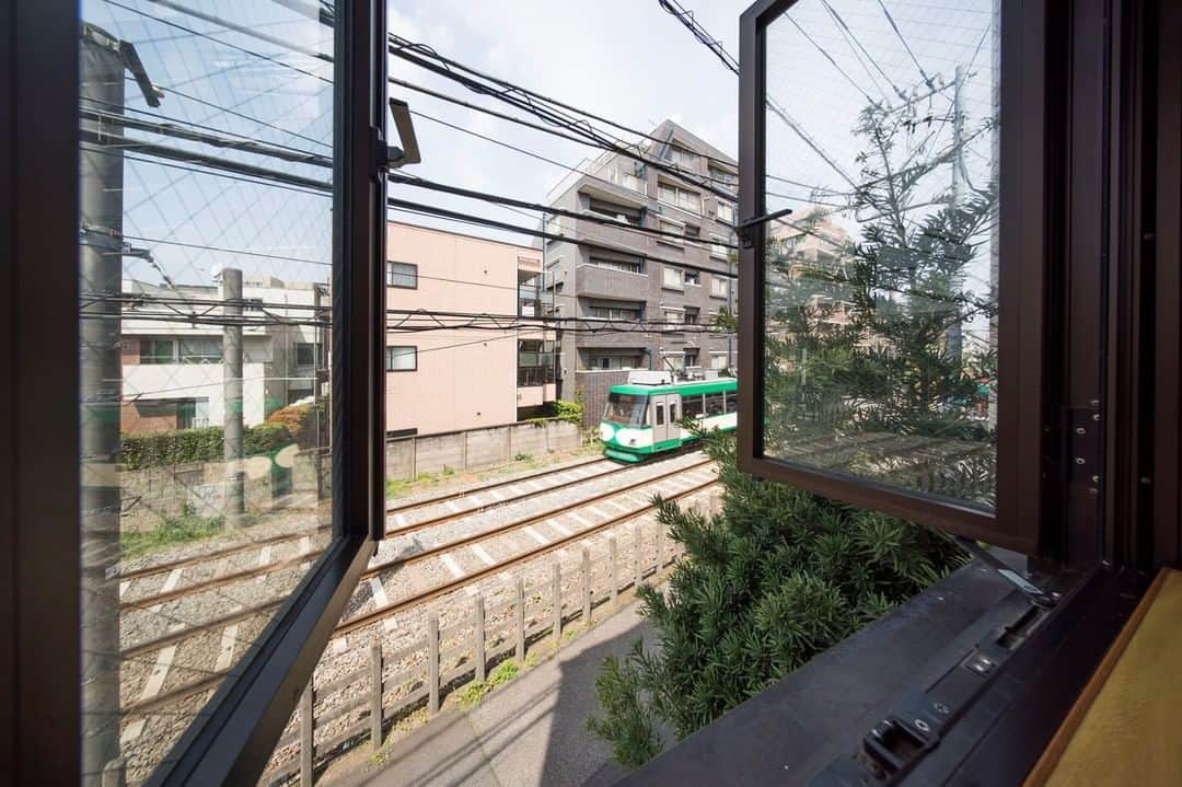 せたがやクラソンのインスタグラム：「『アンティーク部屋から電車を眺めて 206』﻿ ﻿ ・東急世田谷線世田谷駅 徒歩3分 ・8.1万円・30.18㎡・1R ___________________________________________________________________﻿  世田谷。  のんびりした世田谷線を降りて、大通りに出ると人通りの多さに連れてお店もたくさん現れます。「カフェ アンジェリーナ」や「BRICK LANE」、「蕎麦 石はら」や「たい焼き ちよだ」などなど、たくさん！ まずはいろいろなお店に行って、自分のお気に入りのお店を見つけてみてください。  世田谷線の線路脇に、今回ご紹介するお部屋があります。扉を開けると、どこか懐かしいアンティークなお部屋が現れました。飴色の照明、タイル張りのキッチン、風合いの出たフローリング。個人的には、木製のクローゼットがお気に入り。奥行きのある収納力もうれしいところ。また、線路沿いにある出窓からは、電車がゆっくりと走る姿が見えます。世田谷線ののんびりした雰囲気を見ていると、ついこちらまでのんびりしたくなります……。  キッチン、お風呂、トイレは最新のものではありませんが、とってもきれいで清潔感があります。陽射しの入るバルコニーがありますが、洗濯機置き場は外になります。  世田谷線の横で、自然なアンティーク部屋で過ごす日々。いかがですか？  ▼この物件の詳細、﻿ そのほかのお部屋はプロフィールのリンクから﻿ @setagayakurasson﻿ ___________________________________________________________________﻿ ﻿ 「オンラインでお部屋探し」スタートしました！ ご相談お待ちしております。 ﻿ ﻿https://setagayakurasson.com/online _____________________________________________________________________﻿ ﻿ #せたがやクラソン #せたがやンソン #賃貸 #お部屋探し #オンラインお部屋探し #引っ越し #内見 #部屋 #ワンルーム #ひとり暮らし #ふたり暮らし #好きな街 #暮らしを楽しむ #キッチン #家具 #世田谷 #賃貸インテリア #リノベーション #コンシェルジュ #世田谷のお部屋探し  #世田谷線 #アンティーク #電車 #暮らしを楽しむ #アンジェリーナ #世田谷グルメ #カフェ #レトロインテリア #お蕎麦 #世田谷沿線巡り」
