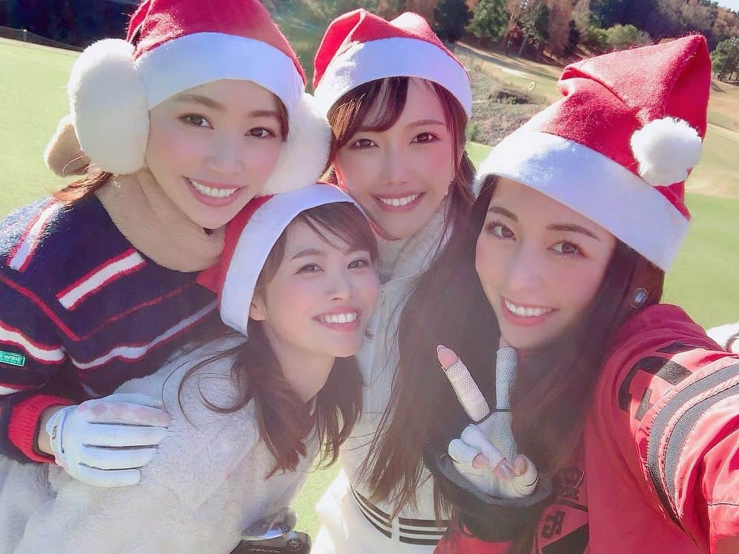 YUKAさんのインスタグラム写真 - (YUKAInstagram)「Happy Merry Xmas🎄🤶💕﻿ ﻿ 皆んなでサンタ帽被ってラウンドしてきたよ⛳️﻿ ※ゴルフ場に許可を得てラウンドしてます🎅﻿ ﻿ 本当にこのメンバーでのラウンドは﻿ ずっと爆笑😂﻿ 楽しかったな〜🧡﻿  @mee___golf  @chiakey_golf  @golf_tarochan  ﻿ 毎度ふっふーの掛け声は最高🤣﻿ ﻿ 楽しすぎてゴルフは月例で﻿ 集まる事になりました🤣🧡﻿ ﻿ 来週は忘年会〜🍲﻿ 楽しみ❣️﻿ ﻿ 皆様良いクリスマスを🥰🎄﻿ ﻿ #ゴルフ好き #ゴルフ #ゴルフラウンド #ゴルフ女子 #ゴルフ上手くなりたい #ゴルフスイング #ゴルフスイング動画 #ゴルフコーデ #ゴルフ男子 #ゴルフ好きな人と繋がりたい #ゴルフバカ #ゴルフ好きな人と仲良くなりたい #ゴルフウェア #ゴルフ記録 #ファッション #おしゃれさんと繋がりたい #お洒落 #ゴルジョ #スポーツ好き #スポーツコーデ  #golf #golfstagram #golfwear #golfgirl #golfswing #골프여자#골프스타그램 #골프 #골프웨어」12月24日 18時00分 - golf_yuka3405