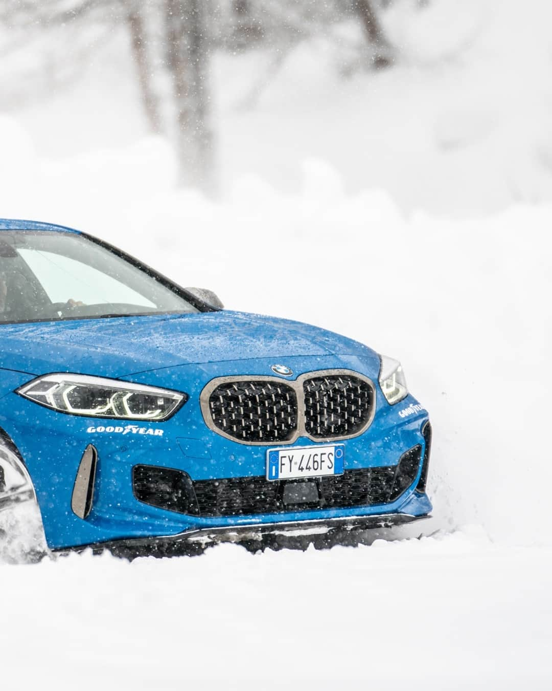 BMWさんのインスタグラム写真 - (BMWInstagram)「The first snow is like the first love. 🎄 ❄️ ⛄️ The BMW 1 Series. #THE1 #BMW #1series #winter #fun @BMWDrivingExperience __ BMW M135i xDrive: Fuel consumption in l/100 km (combined): 6.7–6.3. CO2 emissions in g/km (combined): 155–145. Further information: www.bmw.com/disclaimer.」12月24日 18時00分 - bmw