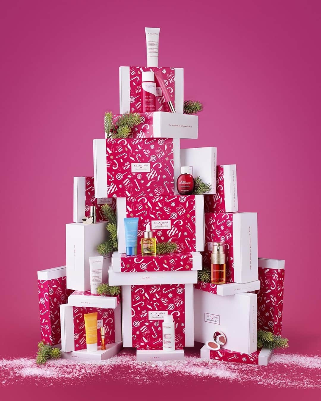 Clarins Franceさんのインスタグラム写真 - (Clarins FranceInstagram)「Clarins vous souhaite de passer un très bon réveillon de Noël 🎄 ​⁣ ⁣ Pssst : confiez-nous en secret ce que vous aimeriez trouver sous le sapin demain, promis on le répètera à personne 😉⁣ .⁣ .⁣ #Clarins #ClarinsUnlimited #ClarinsBox #Beautybox #ClarinsUnlimitedChristmas #ChristmasWithClarins」12月24日 18時00分 - clarinsfr