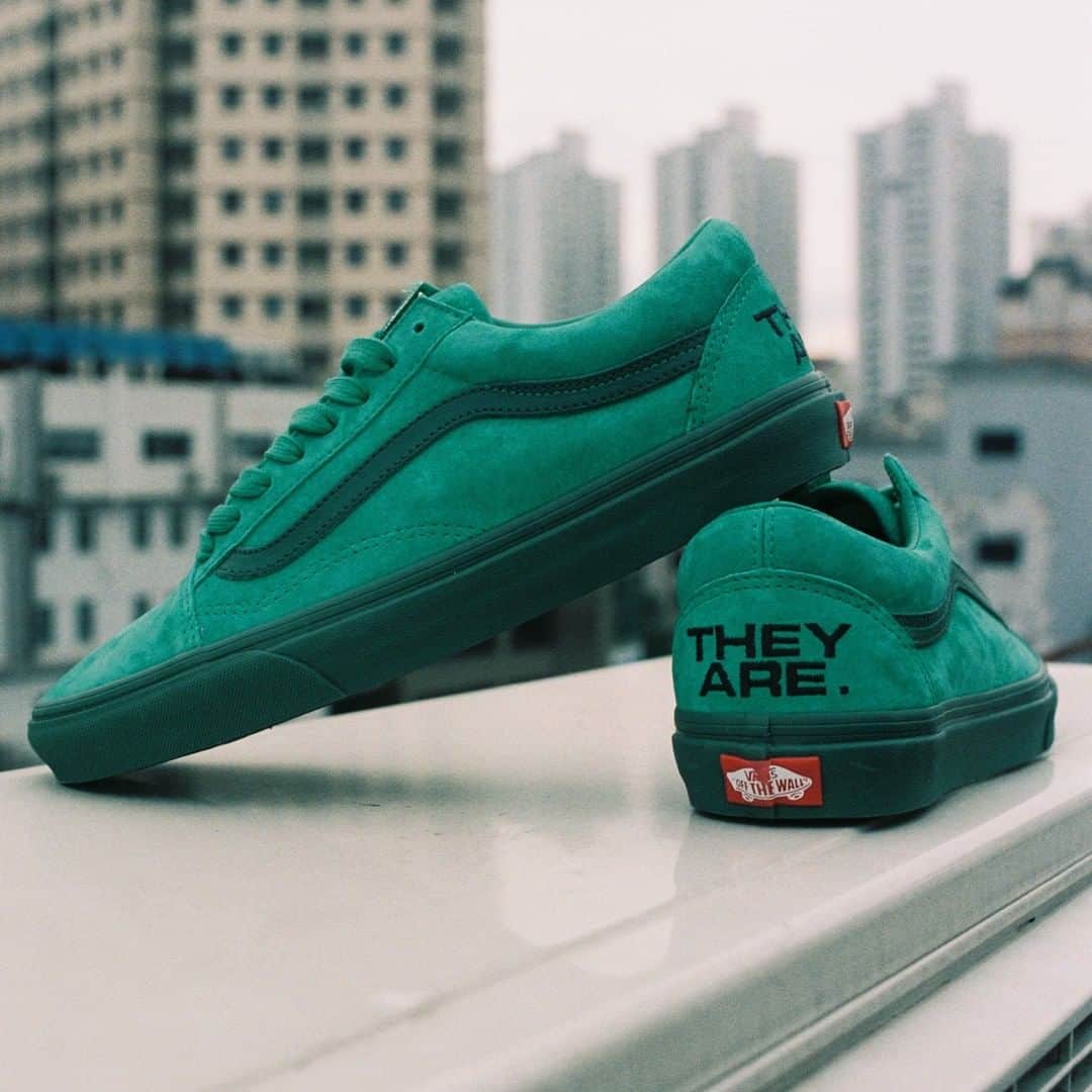 のインスタグラム：「VANS×THEY ARE  中国人デザイナーであるSUWUKOUとパートナーシップを結び、2021年干支丑年を祝うYEAR OF OXコレクションをリリース。  GRAND STAGE ONLINE STOREにて2021年1月1（金）発売。  詳しくは @abcmart_grandstage のプロフィールリンクFEATUREページへ💨  #vans #vansjapan #oldskool #sk8hi #era #abcgs #kicks #sneakerhead #sneakers #sneakeraddict #tokyo #japan #kickstagram #👟」