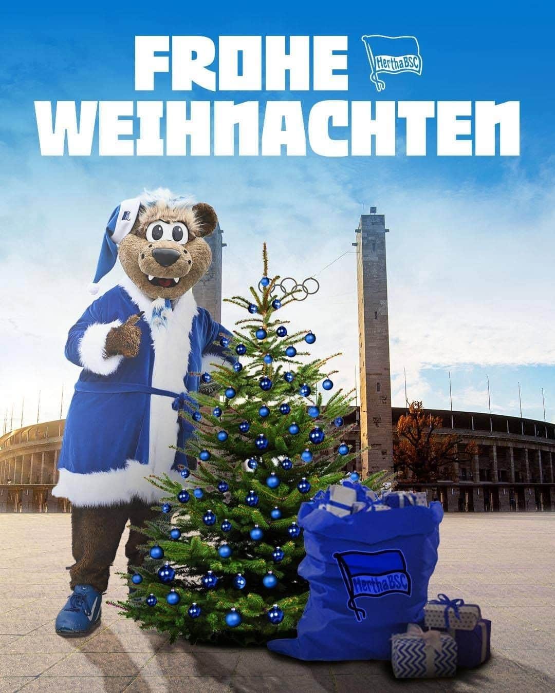 ヘルタ・ベルリンのインスタグラム：「Frohe Weihnachten, Herthanerinnen und Herthaner! 💙 Auch wenn dieses Jahr alles ein bisschen anders ist - versucht die Zeit zu genießen und macht's euch gemütlich. 🎅🎁🎄 . . #HaHoHe #herthabsc」