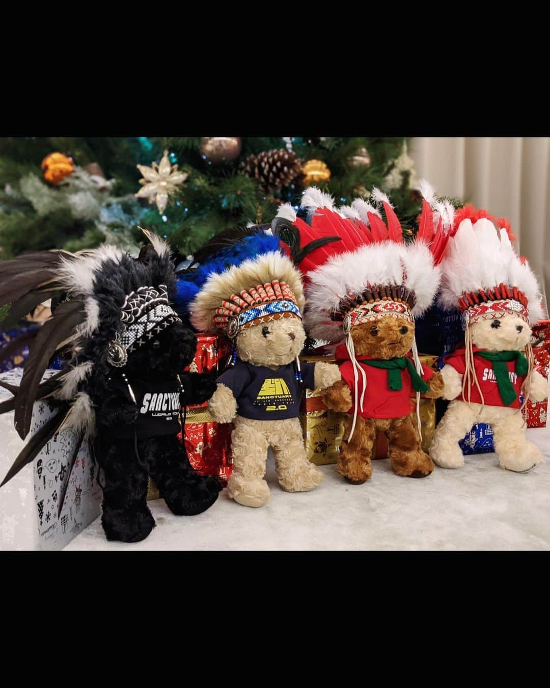 林俊傑さんのインスタグラム写真 - (林俊傑Instagram)「Wishing all of you a Merry Christmas Eve! Sanctuary bears hand in hand! 手牽手，祝大家有個「聖所」般的聖誕節！ 平安夜快樂！  (Thanks to @iamkenkikuchi for the extra touches!)  #merrychristmas #christmastree #sanctuaryworldtour」12月24日 18時01分 - jjlin