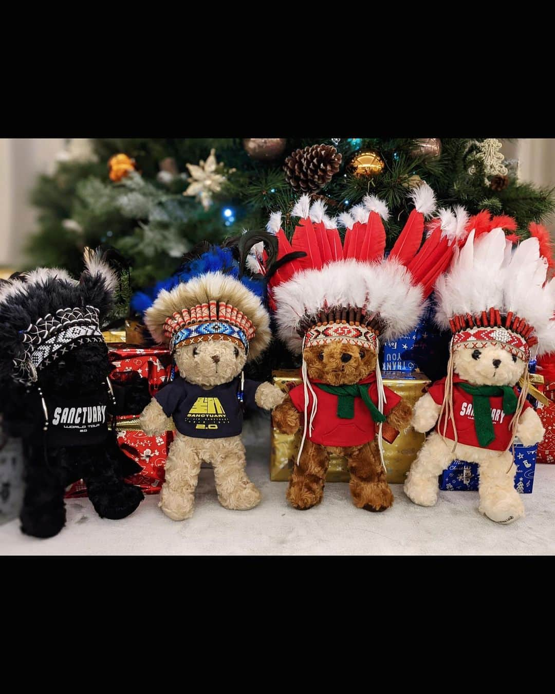 林俊傑さんのインスタグラム写真 - (林俊傑Instagram)「Wishing all of you a Merry Christmas Eve! Sanctuary bears hand in hand! 手牽手，祝大家有個「聖所」般的聖誕節！ 平安夜快樂！  (Thanks to @iamkenkikuchi for the extra touches!)  #merrychristmas #christmastree #sanctuaryworldtour」12月24日 18時01分 - jjlin